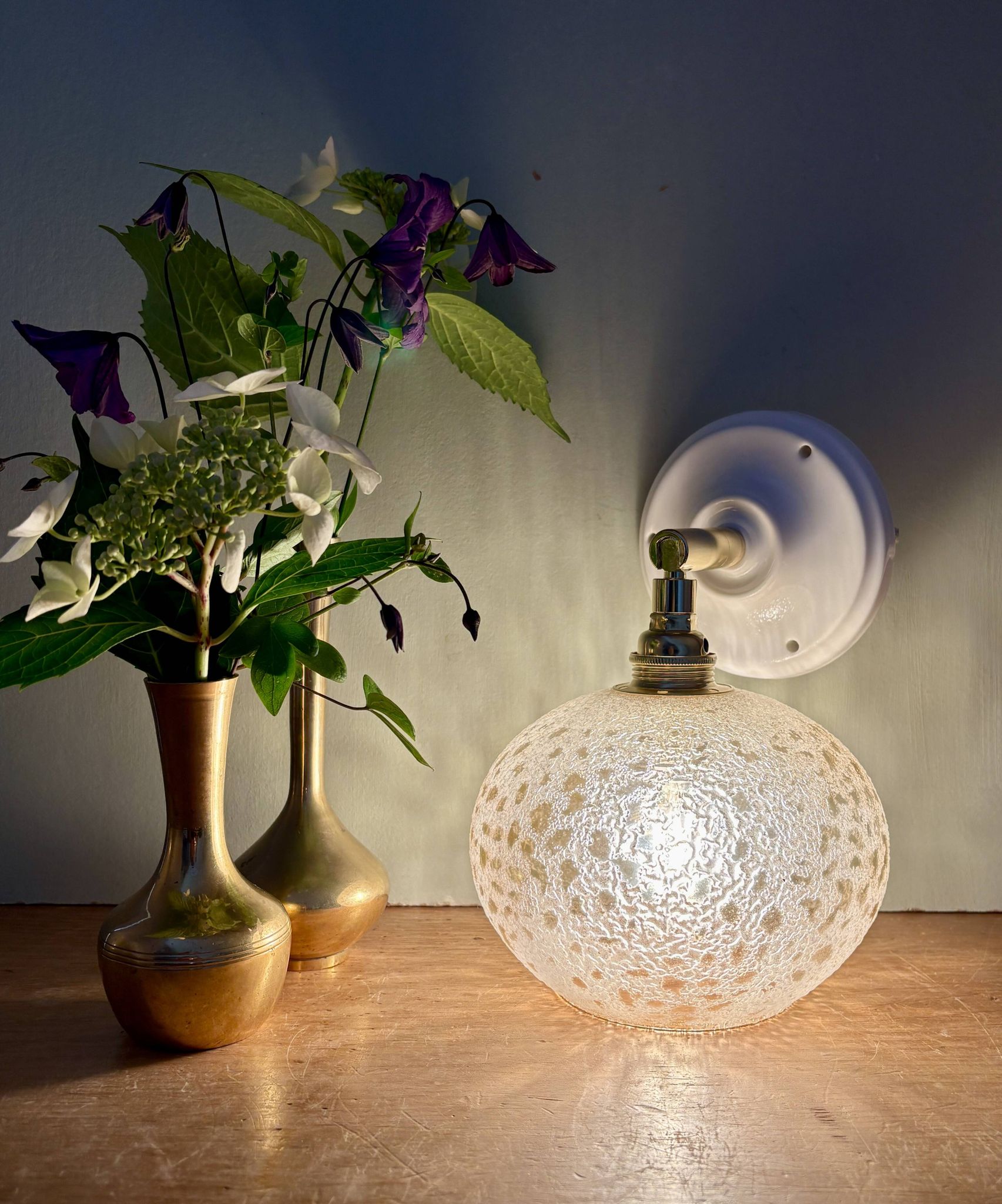 Applique globe vintage en verre granité ambré