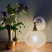 Applique globe vintage en verre granité ambré
