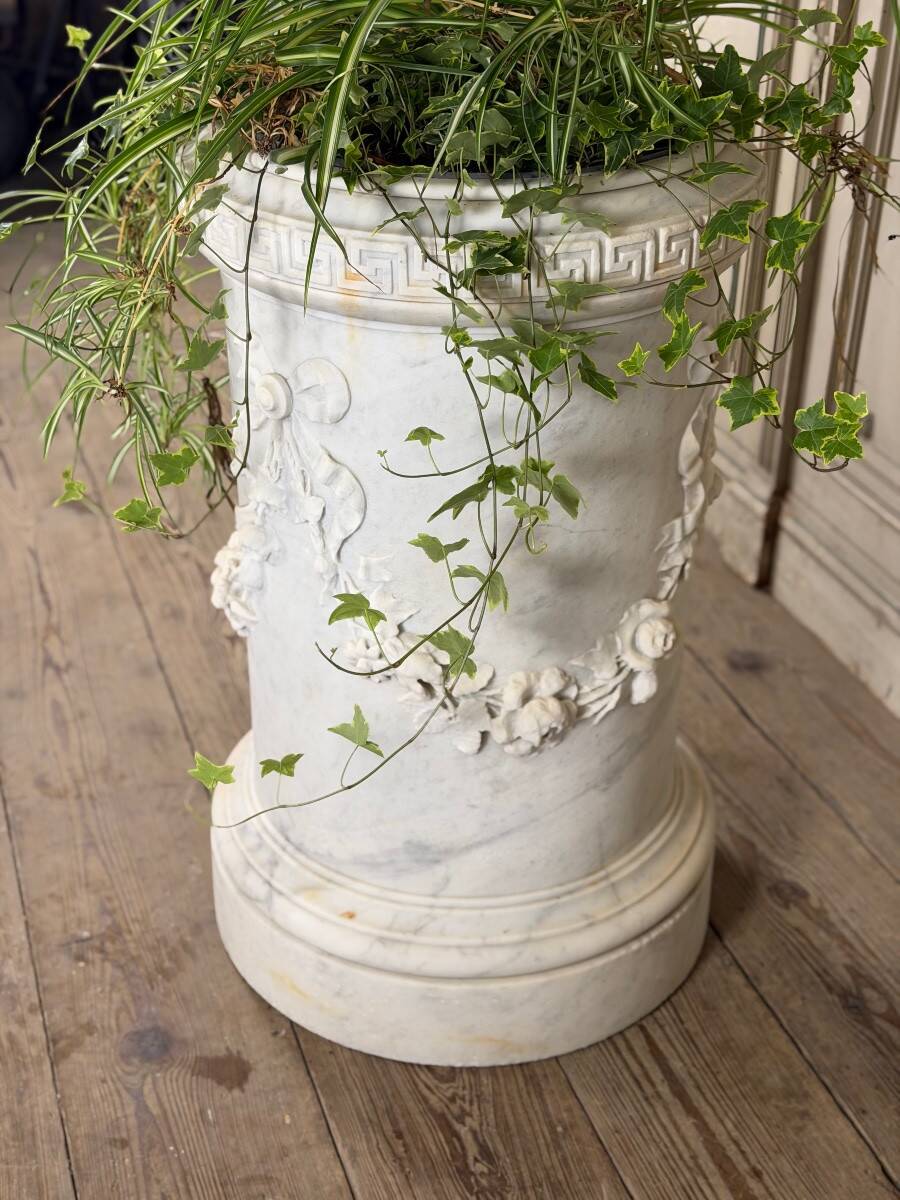 Carrara marble jardinière in Louis XVI style, circa 1880.