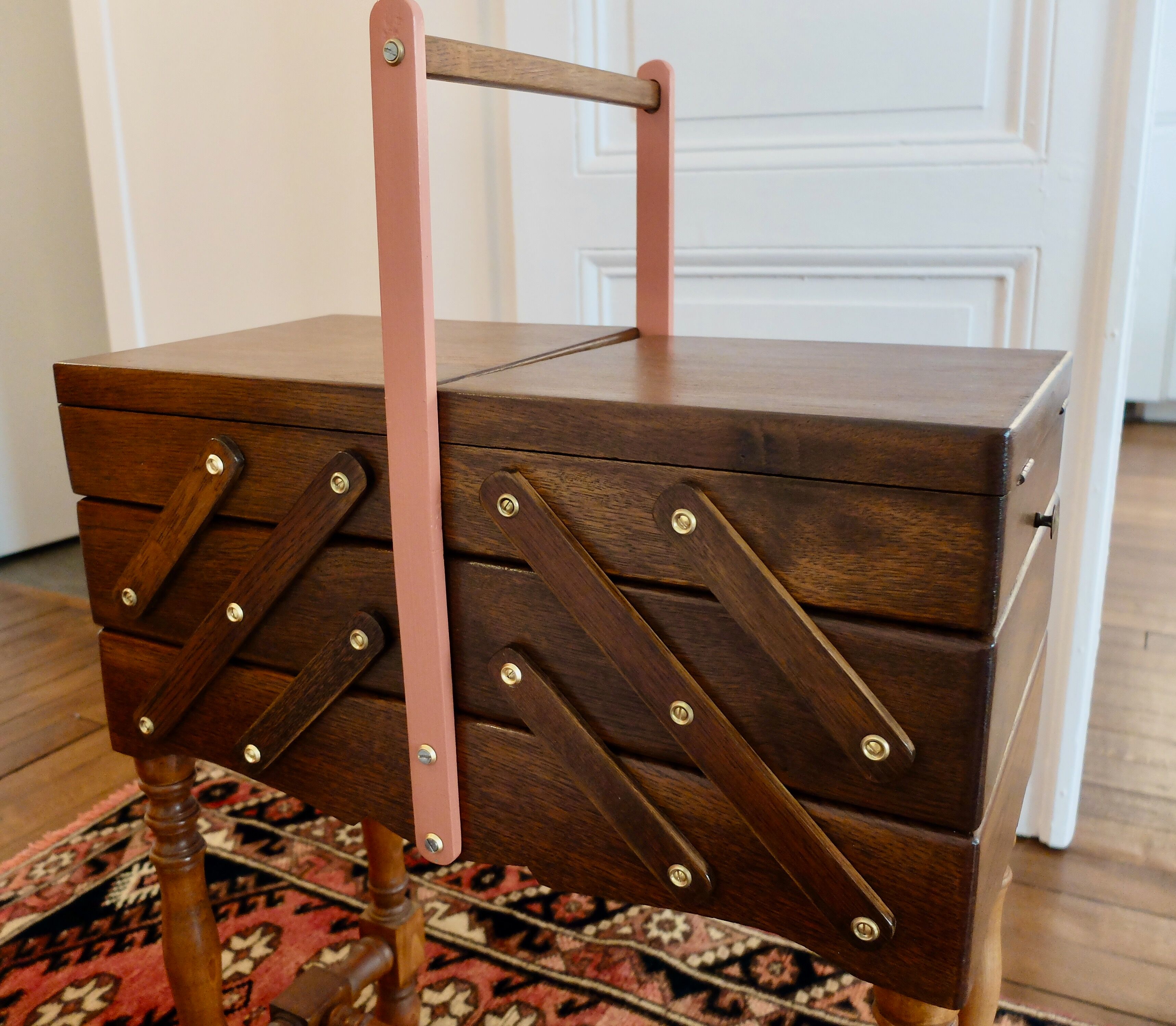 Vintage sewing bakset