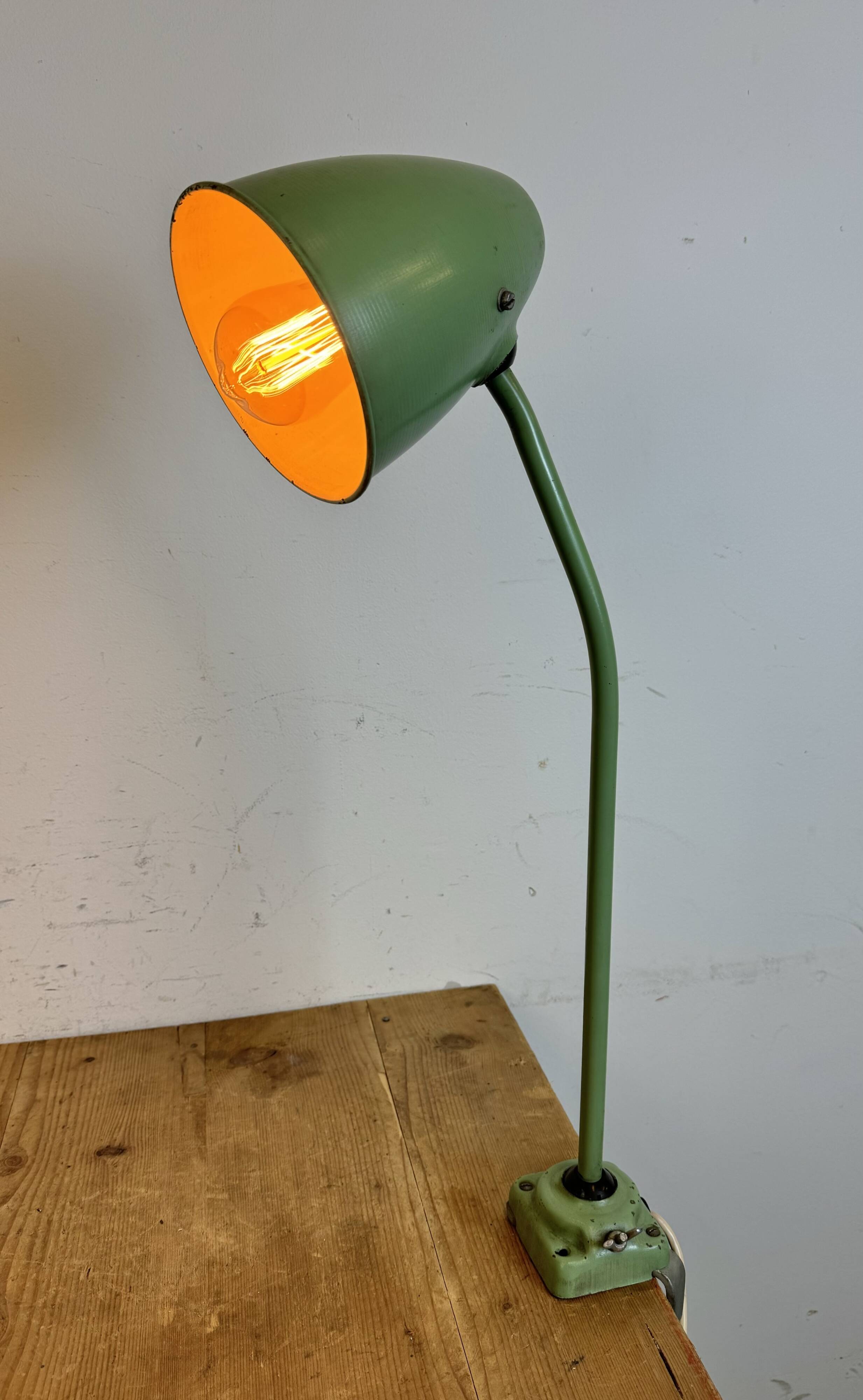 Lampe de table d'atelier industriel vert, 1960s