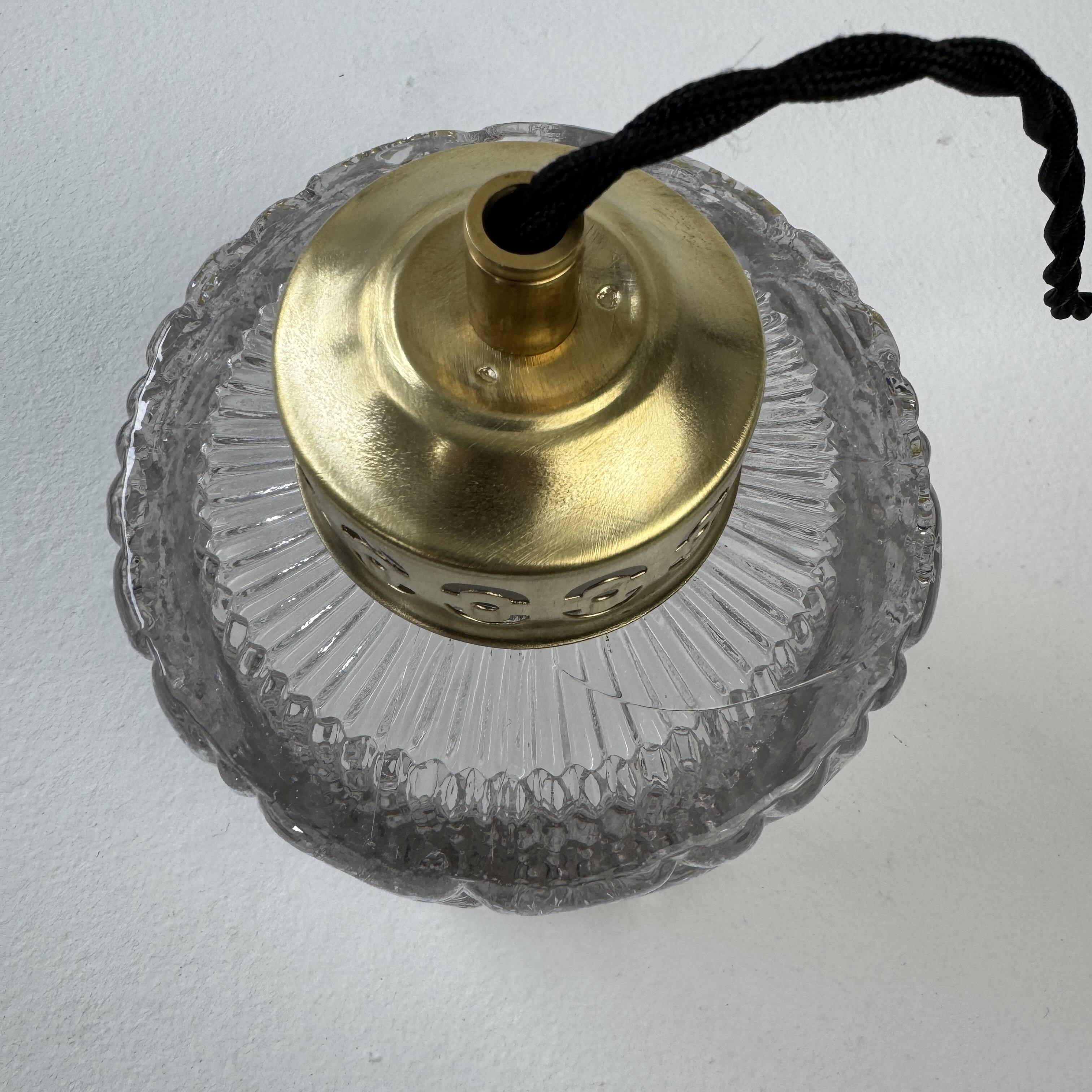 Paire d’anciennes suspensions en verre vintage