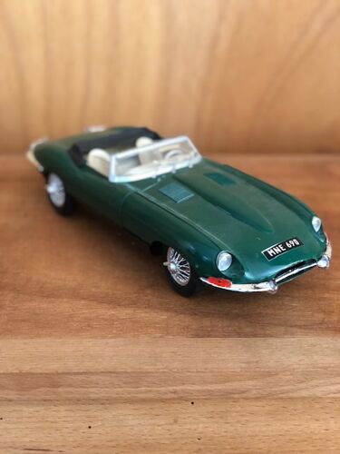 Voiture Jaguar verte miniature