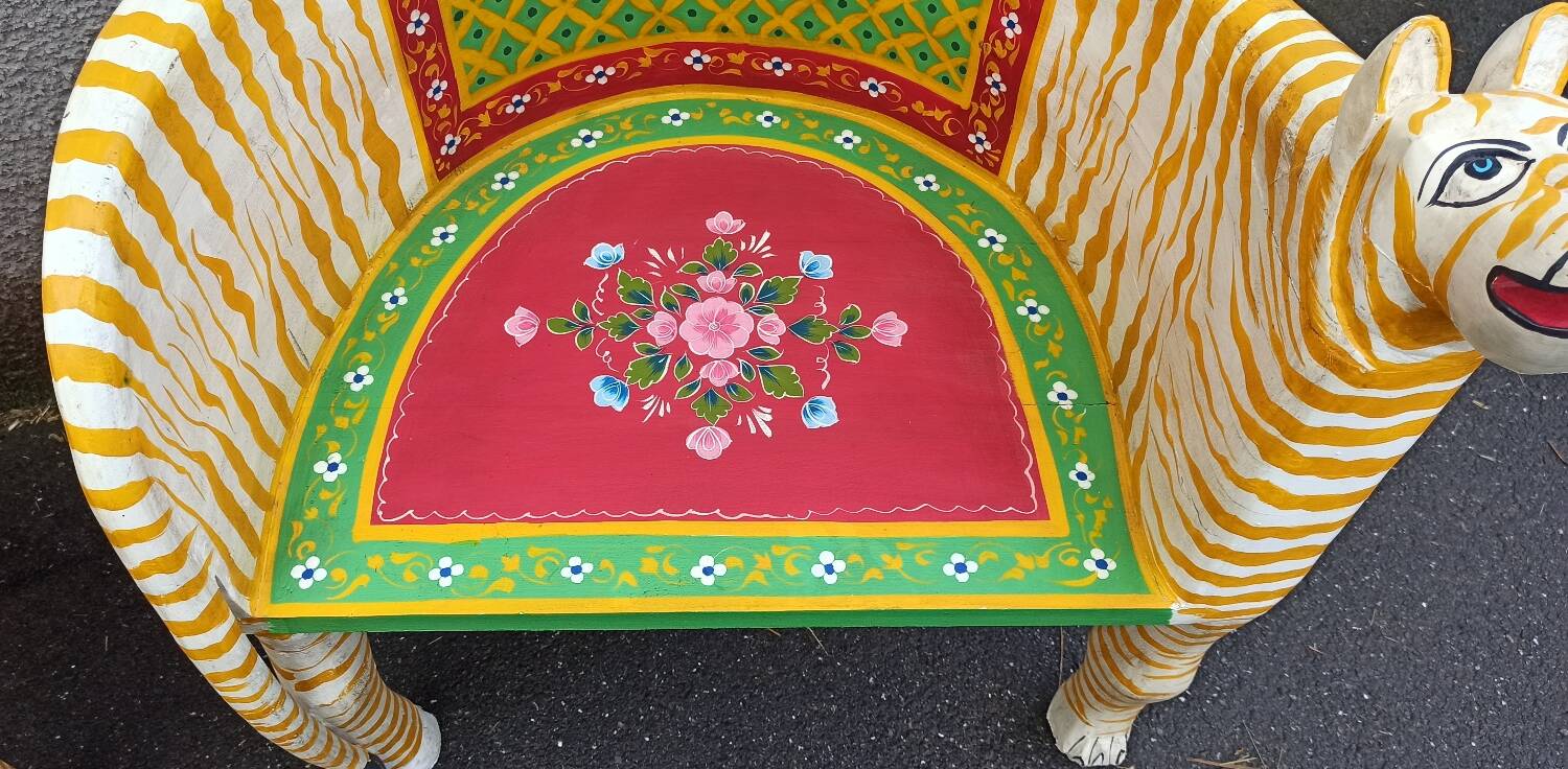 Paire de fauteuils en bois apparence "tigre"