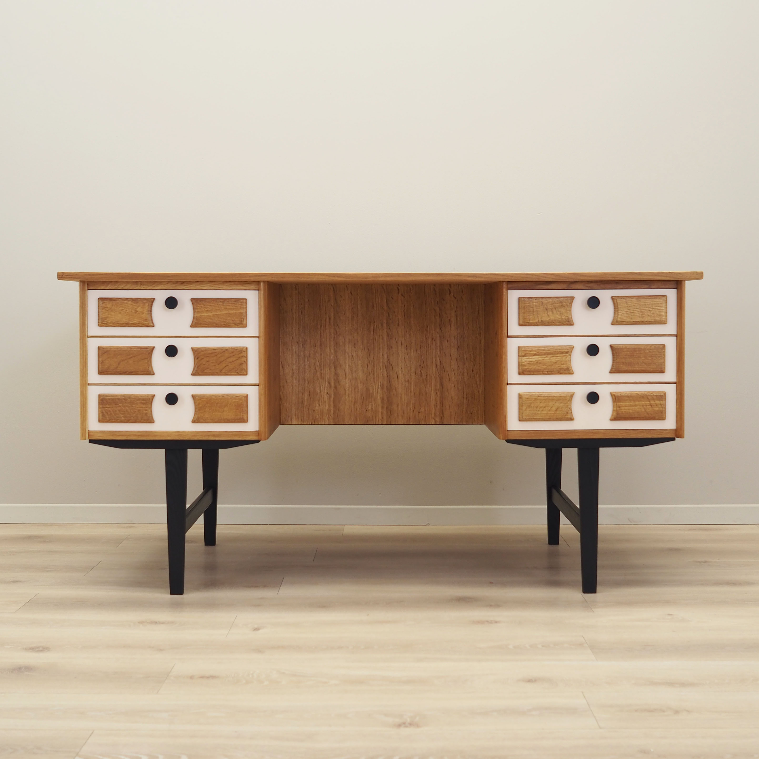 Oak desk, Danish design, 1960s, designer: Henning Kjaernulf