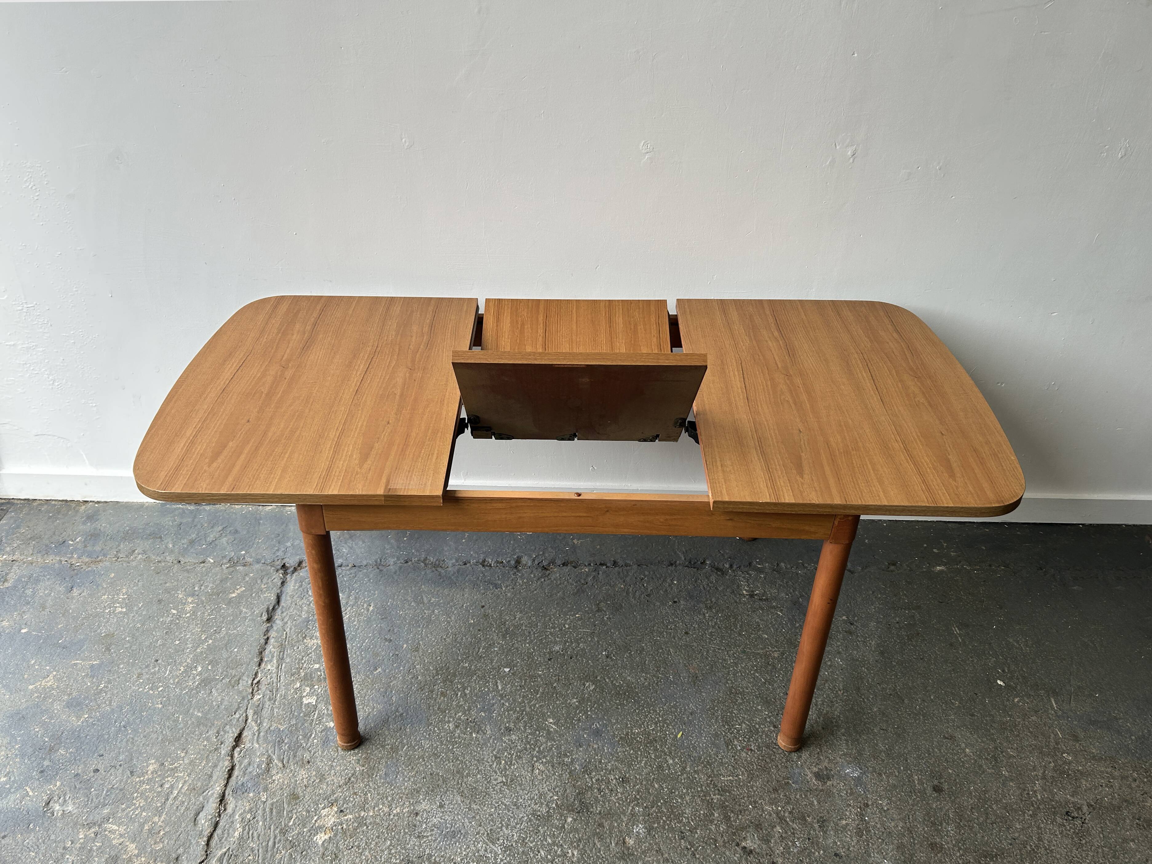 Mid-Century modern extending dining table by Schreiber Furniture