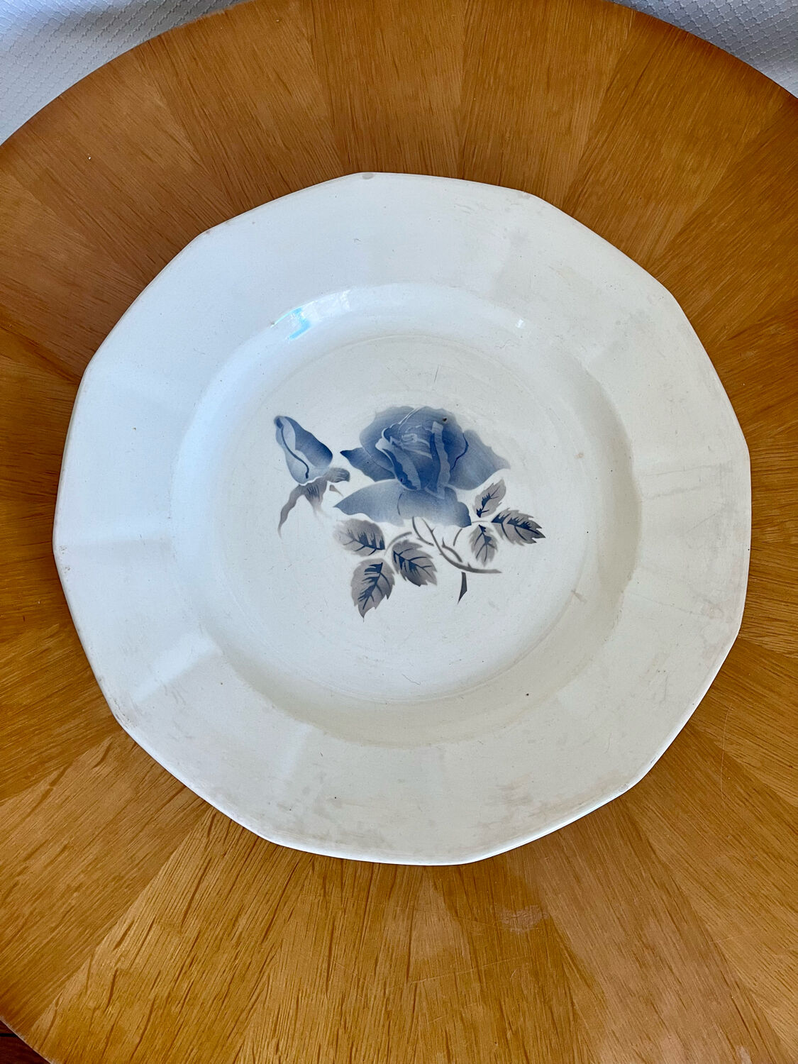 Plat piédouche Digoin Sarreguemines modèle 42 Bleu Faïence Floral,Végétal