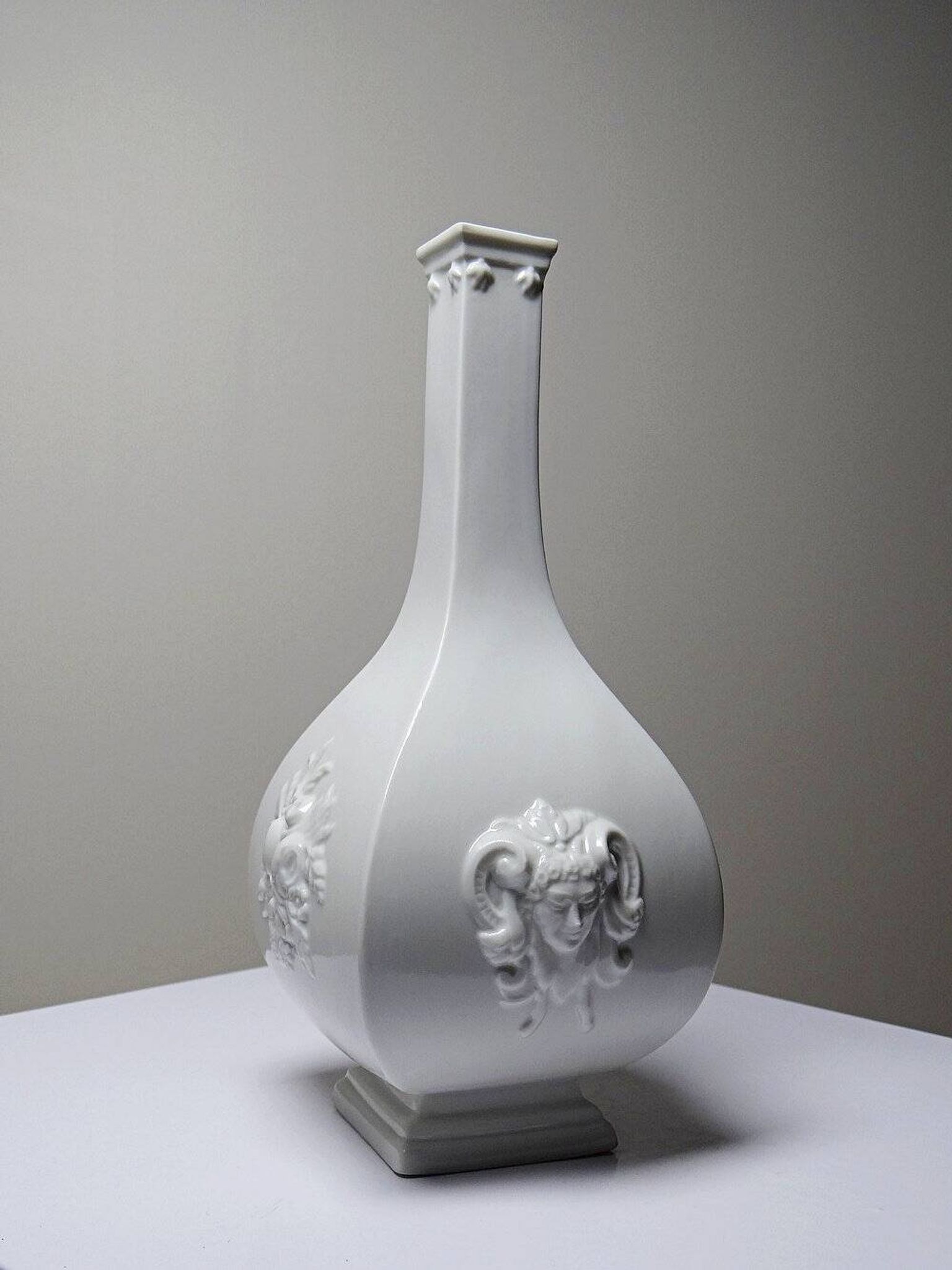 Small Meissen reproduction vase, 1715-1720, by Sheffield & Haviland, Limoges