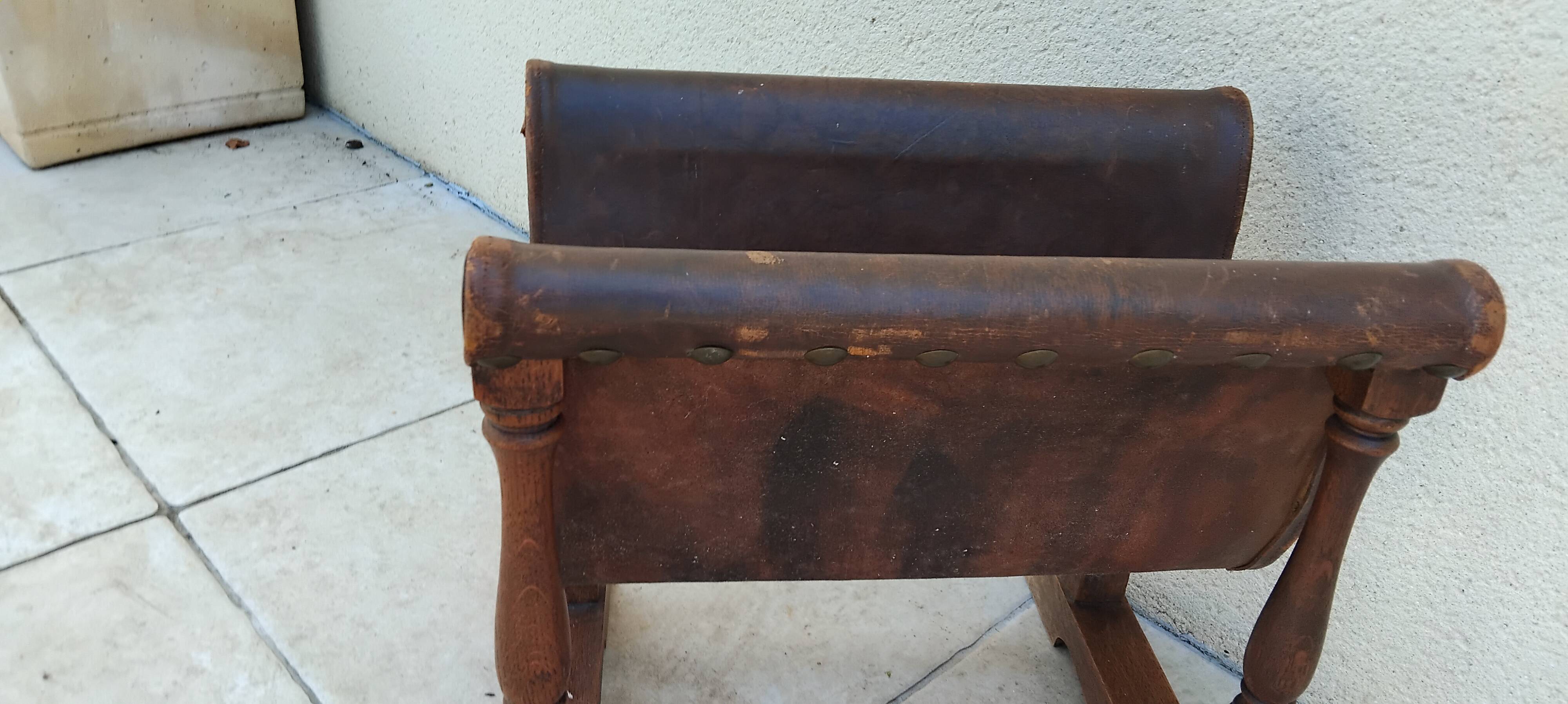 Vintage magazine rack in oak and antique leather