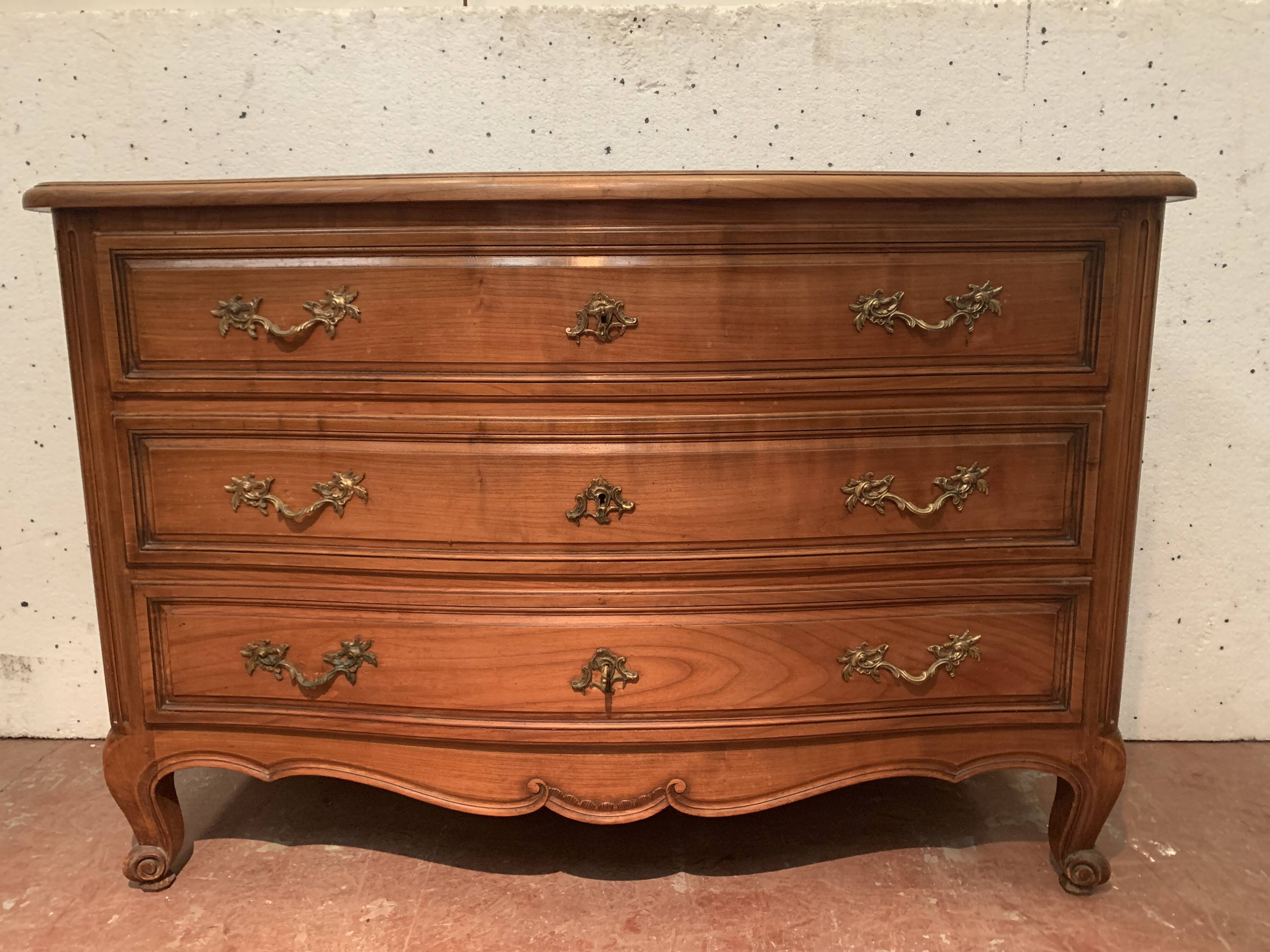 Chest of drawers with curved façade of Provencal style XX century