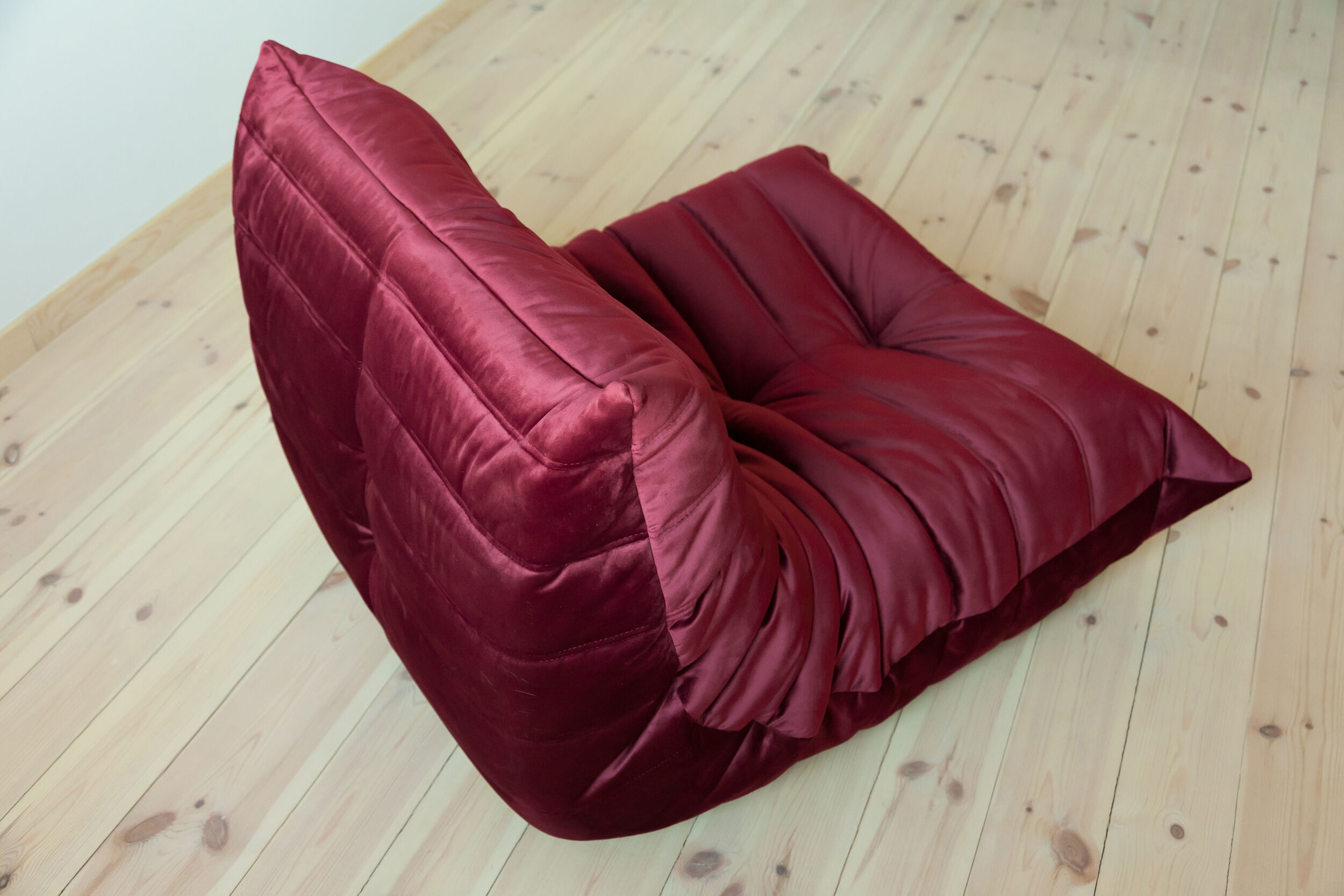 Chauffeuse et pouf Togo en velours bordeaux modèle dessiné par Michel Ducaroy 1973