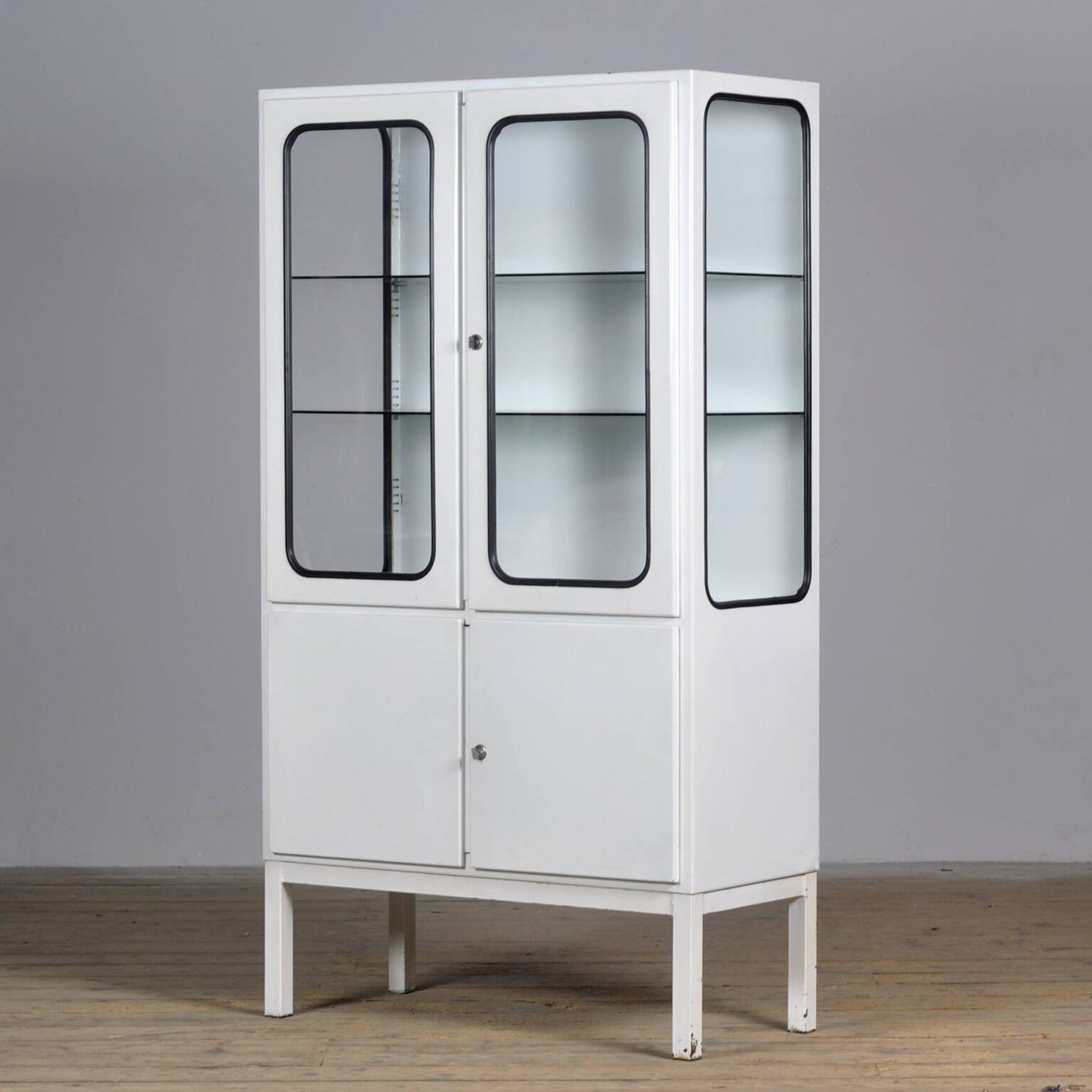 Armoire à pharmacie vintage, années 1970
