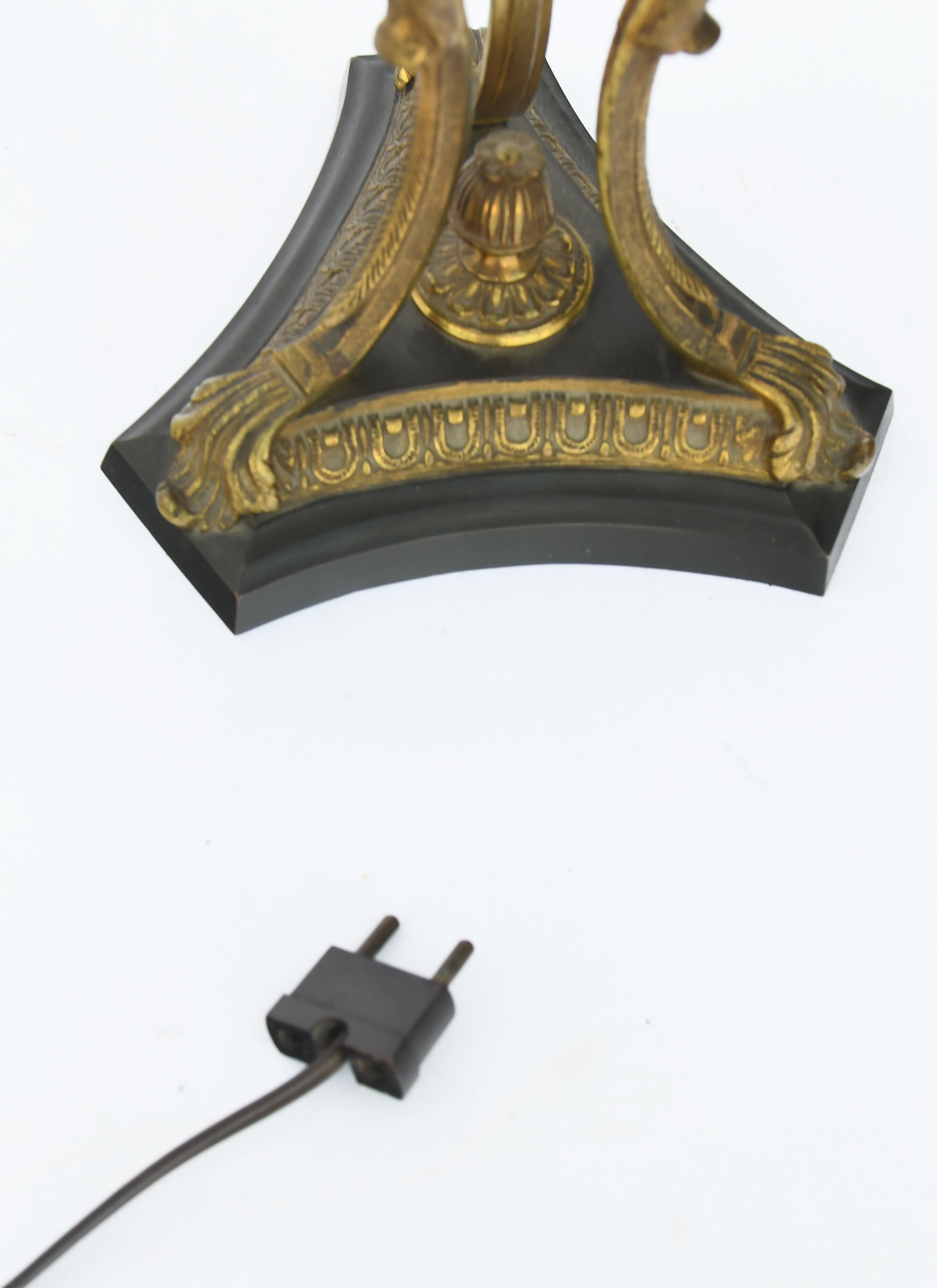 Lamp in gilded bronze and black lacquered metal