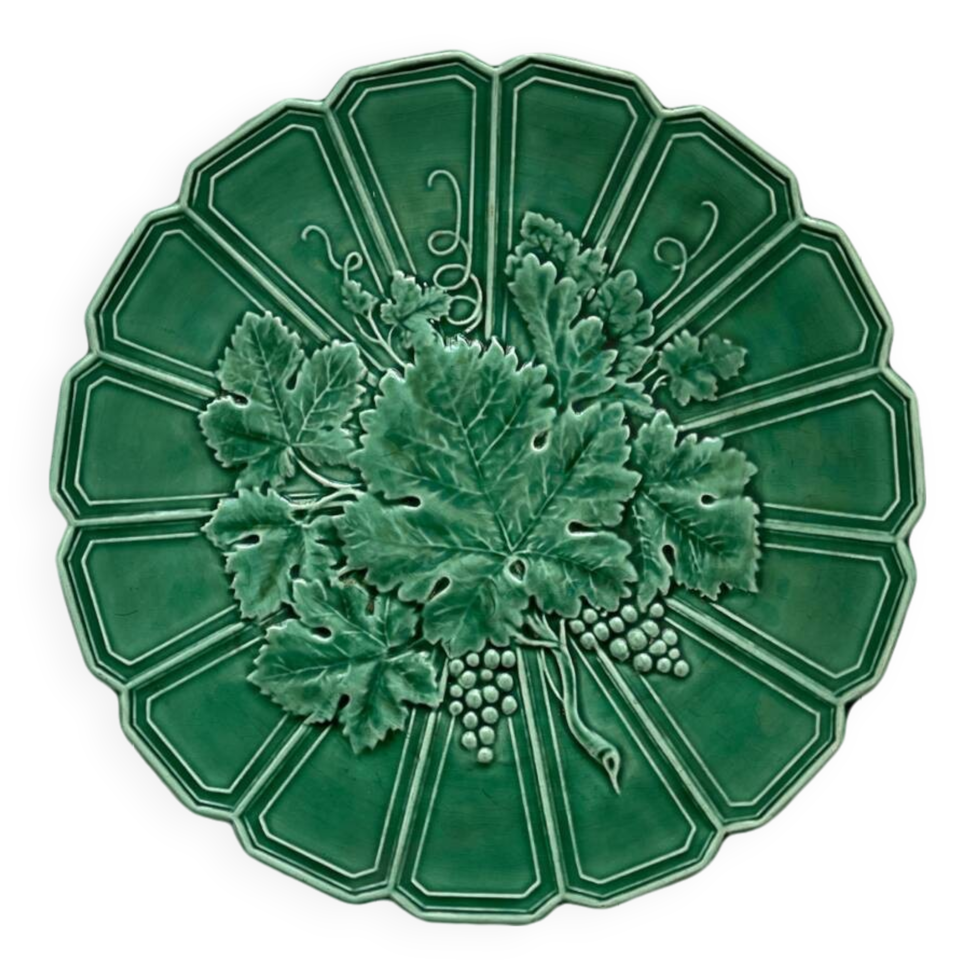 Round dish in Sarreguemines vine leaf slip