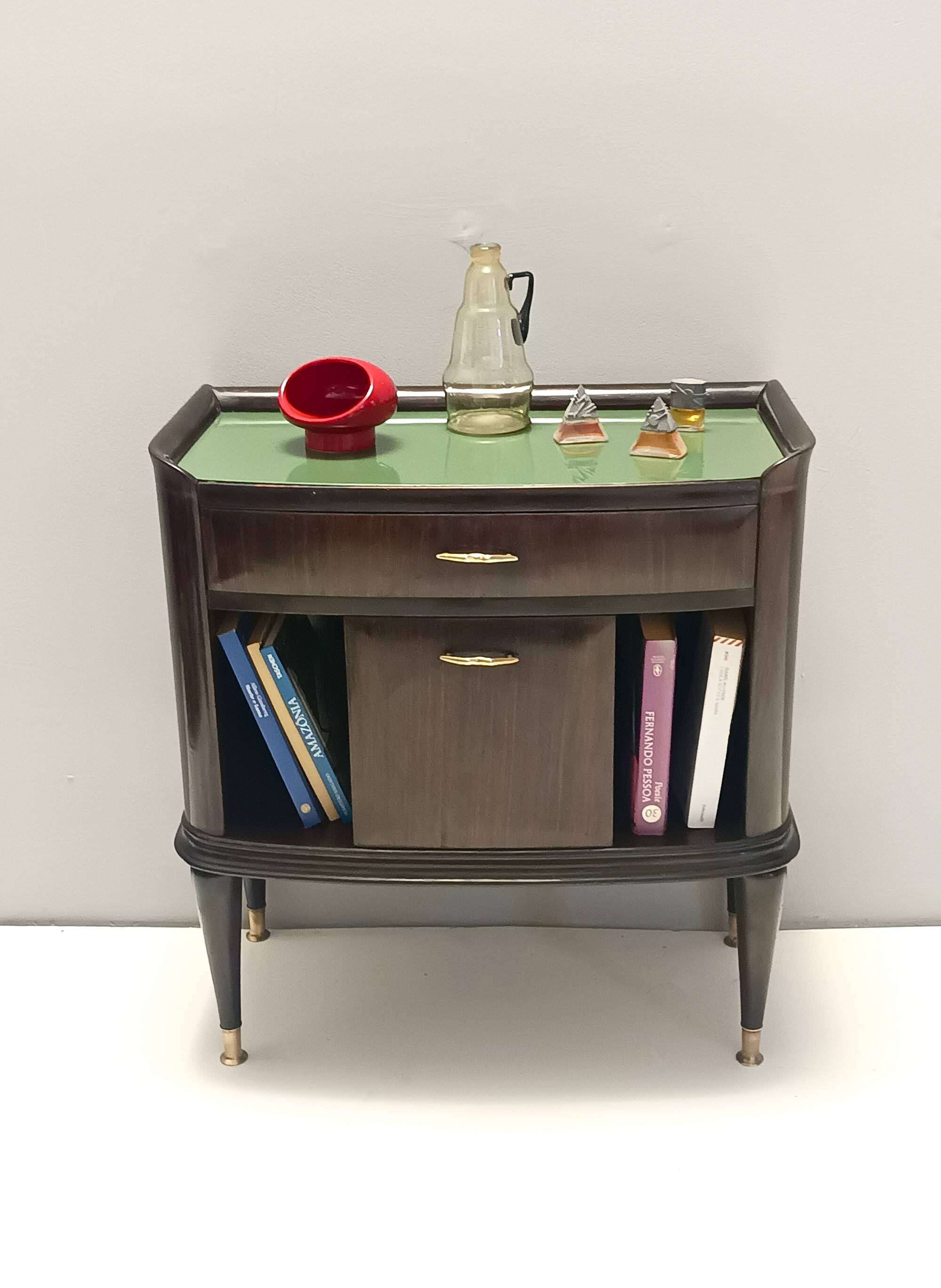 Pair of Walnut, Beech and Glass Nightstands in the Style of Tomaso Buzzi, Italy