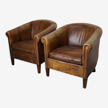 2 fauteuils club en cuir de couleur marron