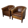 2 fauteuils club en cuir de couleur marron
