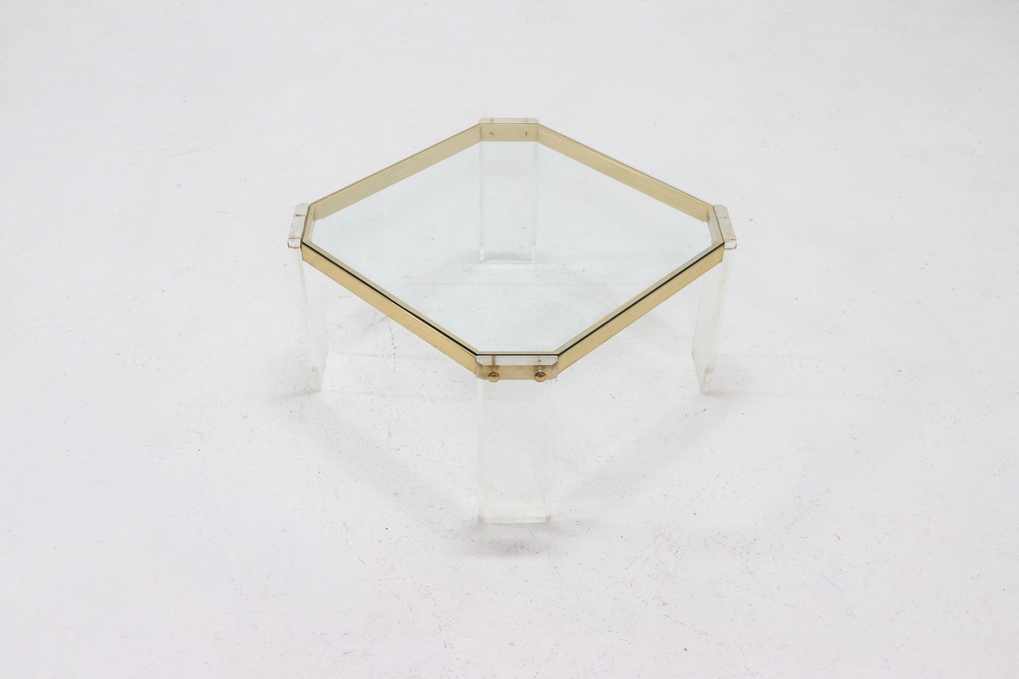 Table basse française en acrylique et verre plaqué or 1970s