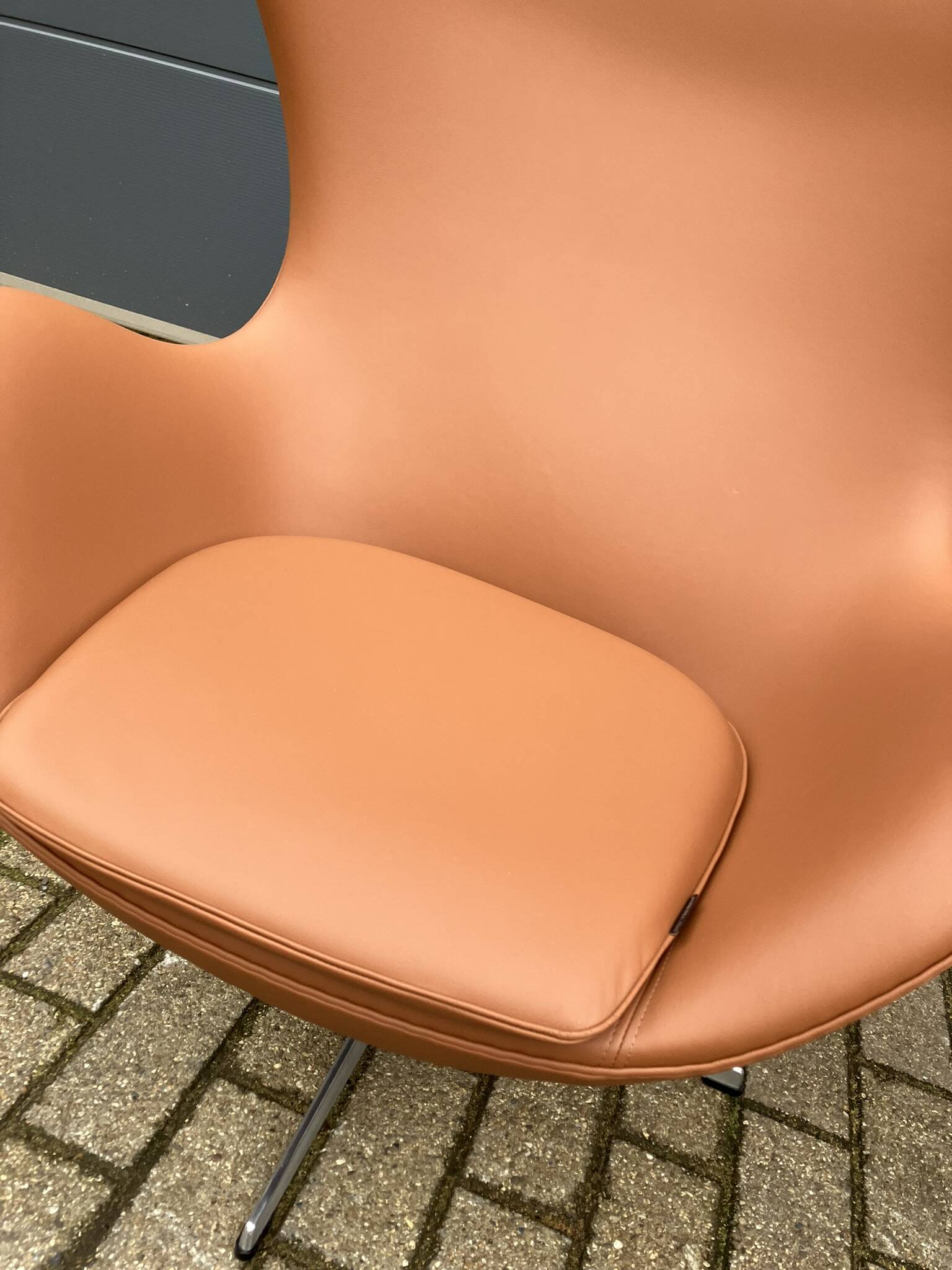 2x Fritz Hansen Egg chair by Arne Jacobsen in Cognac leather, new condition!