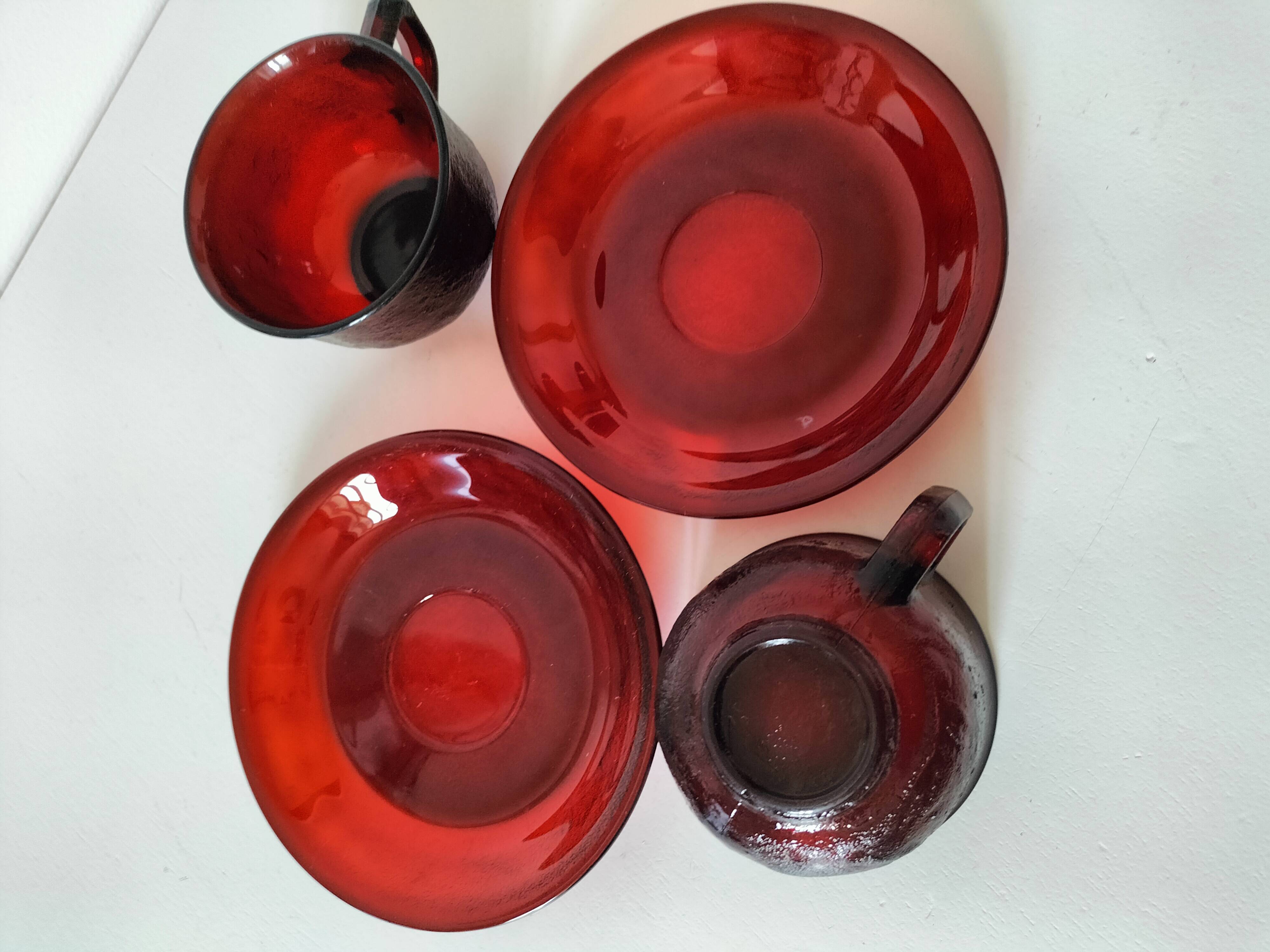 Set of cups and saucers Arcoroc Sierra ruby – 1970s