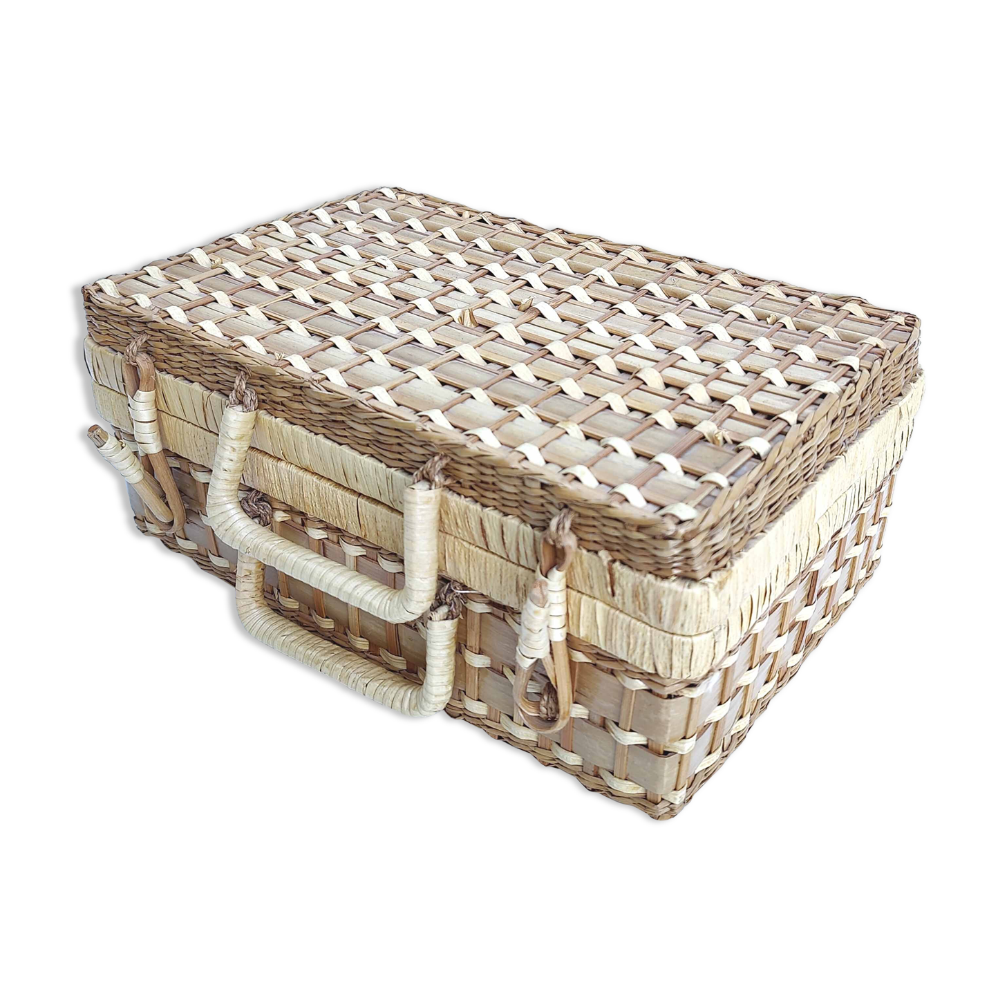 Suitcase in rattan and woven wicker