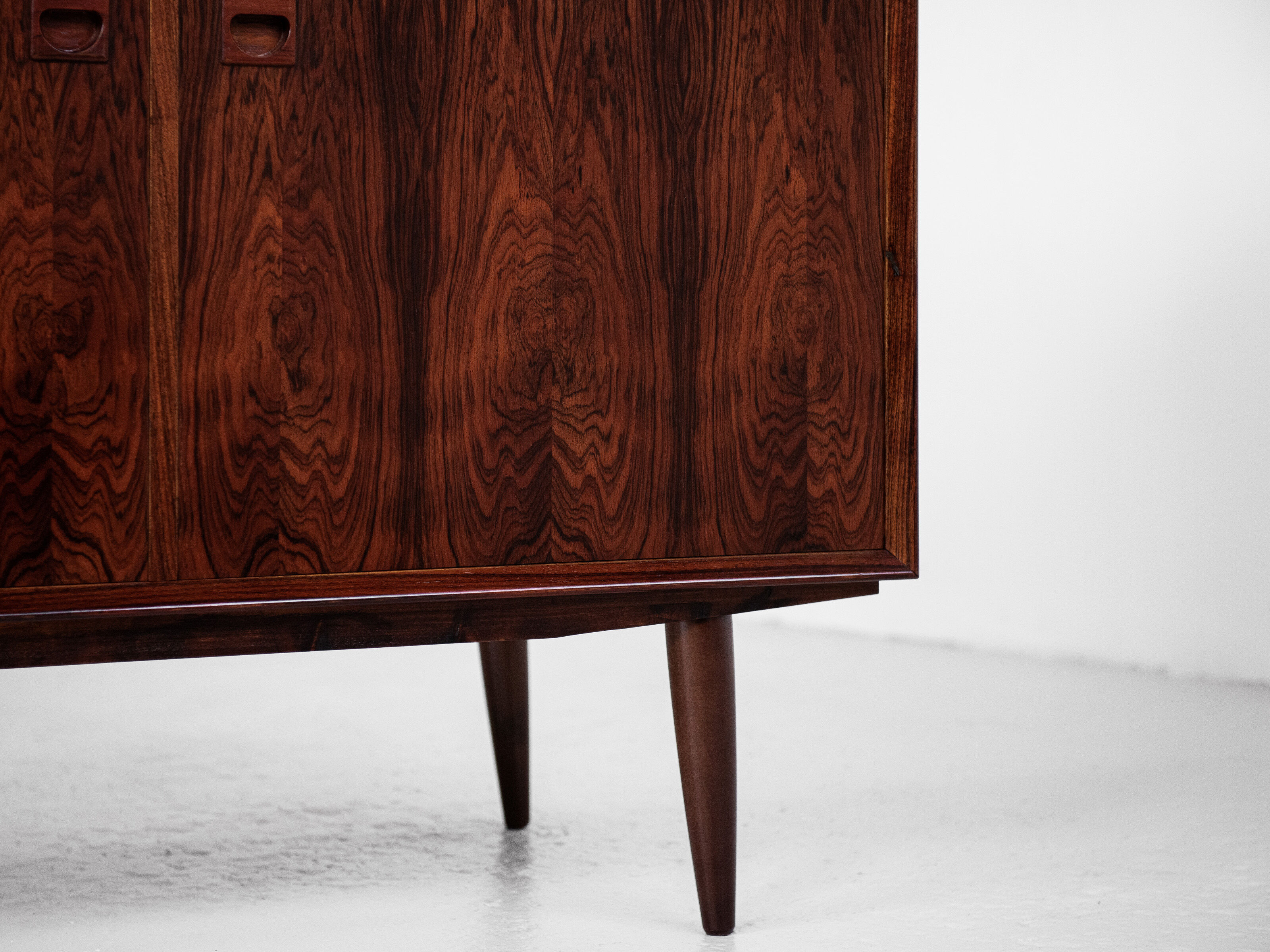 Buffet danois du milieu du siècle avec 2 portes et 2 tiroirs en bois de rose par Brouer 1960