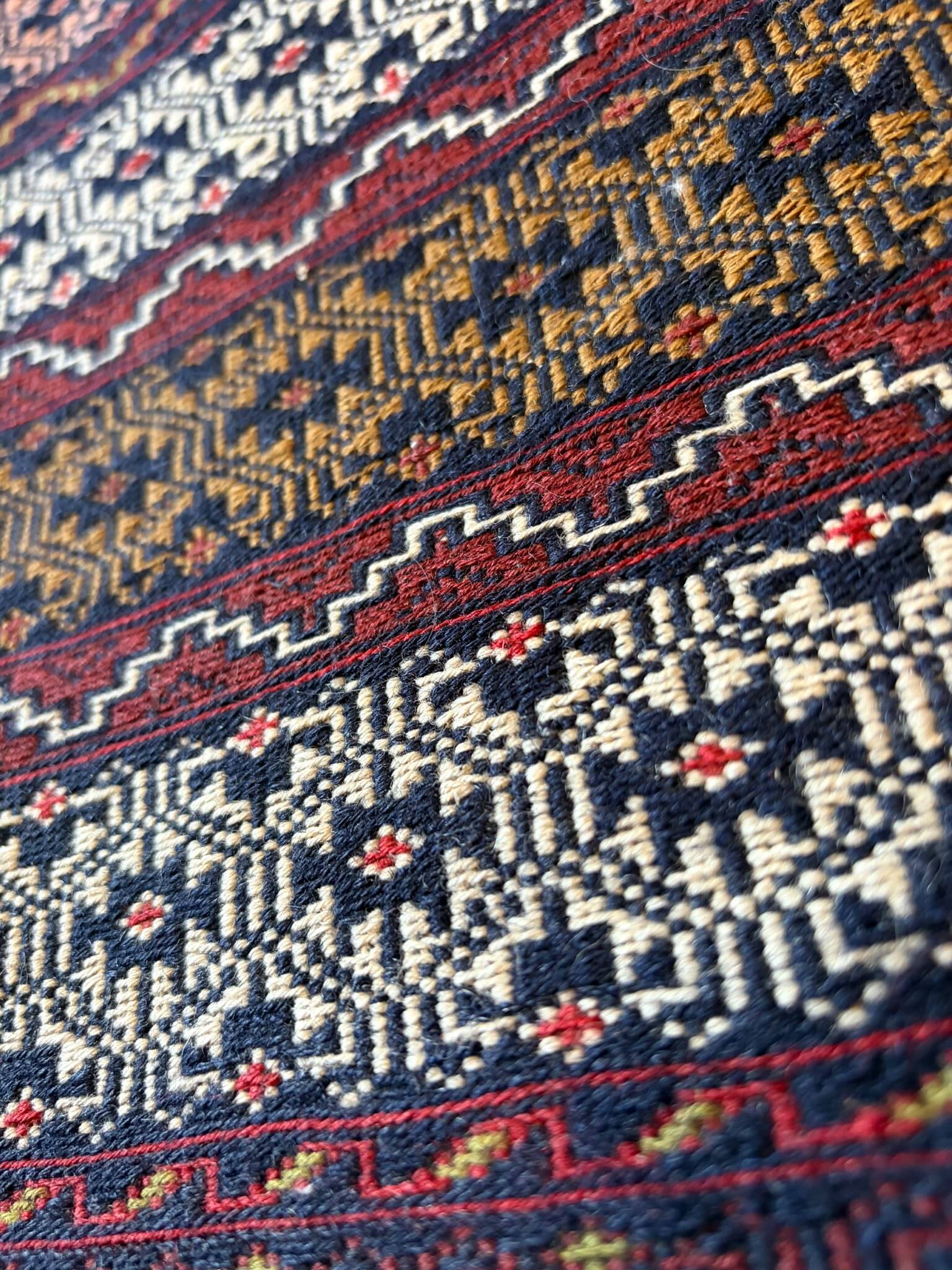 Tapis afghan artisanal réalisé à l’aiguille – 175 × 135cm