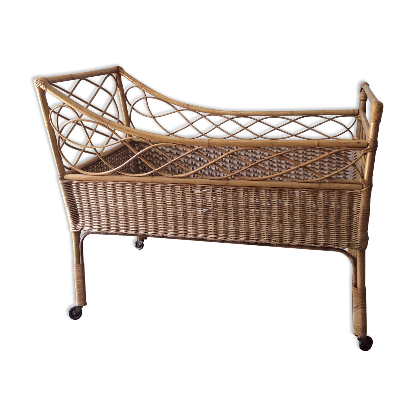 Baby vintage rattan bed