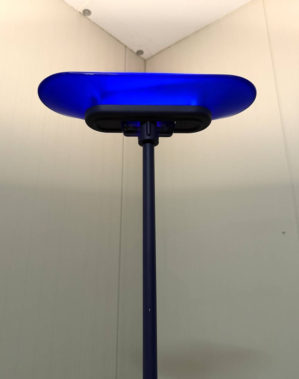 Lampadaire Arteluce Jill A380 en bleu, Italie, années 1970.