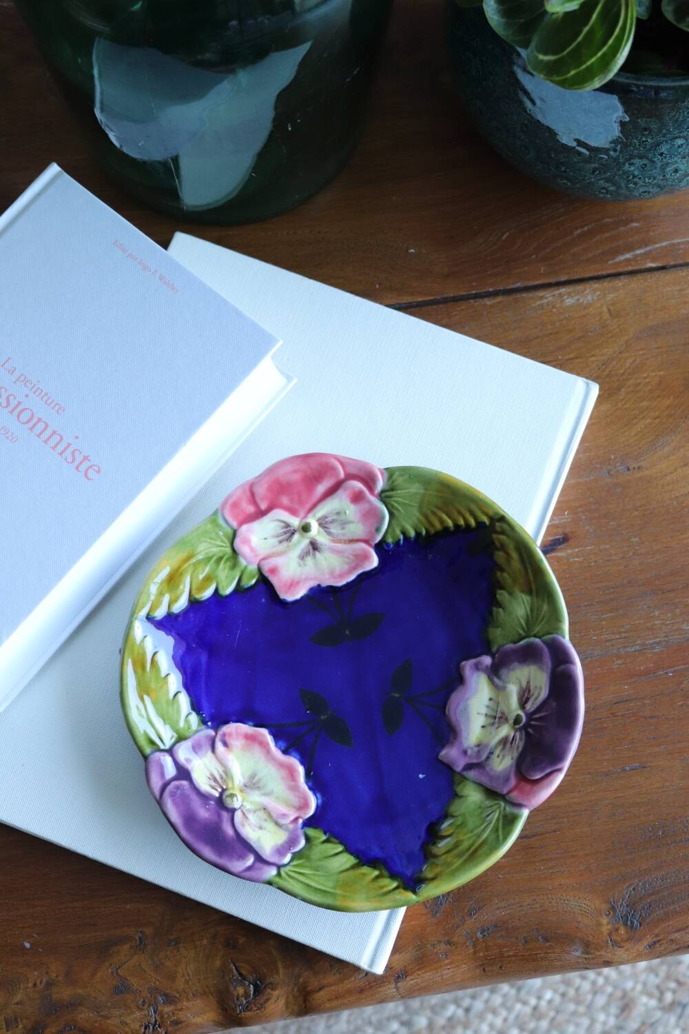 Blue plate in flower slip