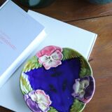 Assiette bleu en barbotine fleurs