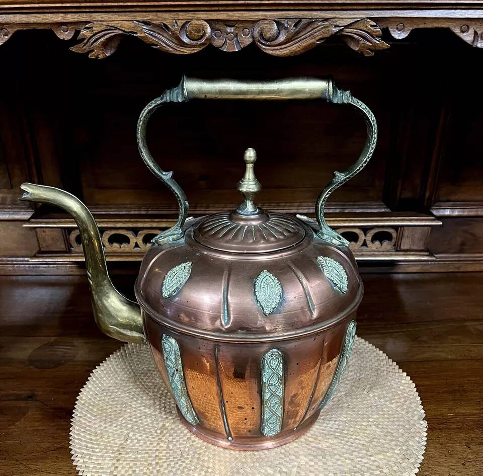 Orientalist kettle in hammered copper, 19th century, pretty shape with chiseled decorations