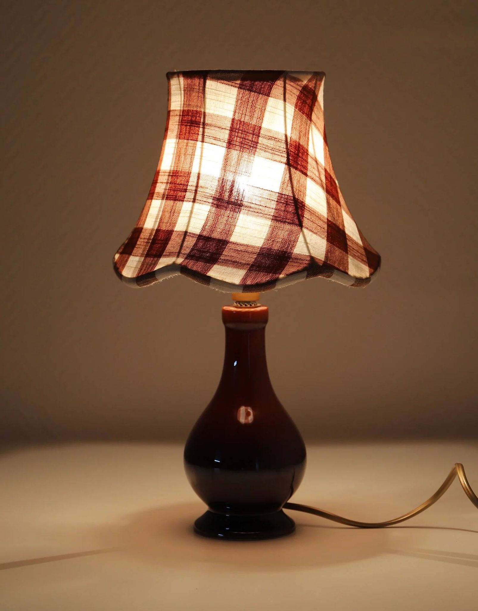 Lampe vintage recyclée — pied céramique brun, abat-jour vichy terracotta