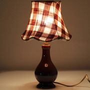 Lampe vintage recyclée — pied céramique brun, abat-jour vichy terracotta