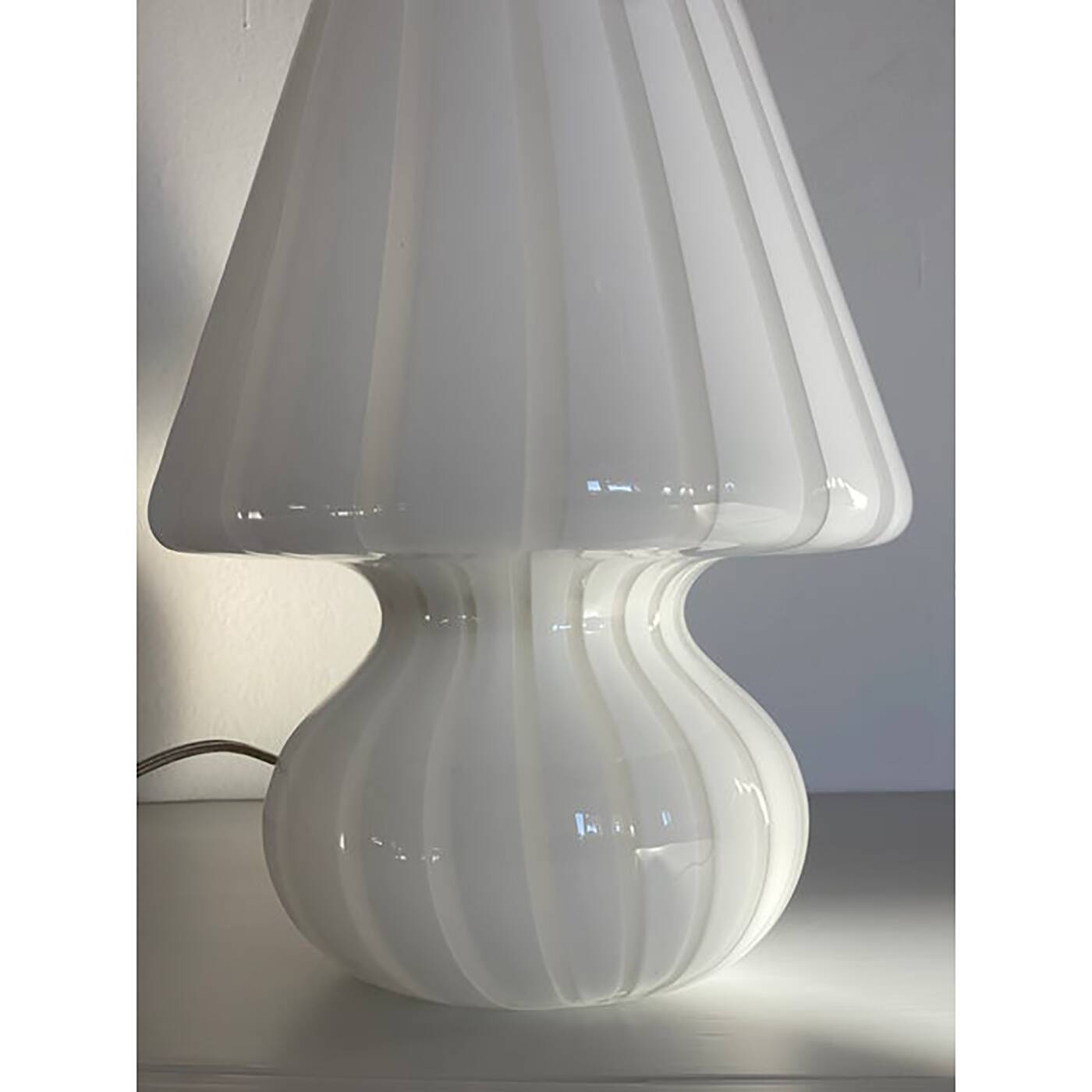 Lampe de table en verre de Murano « Fungo » à rayures blanc laiteux moderne du milieu du siècle