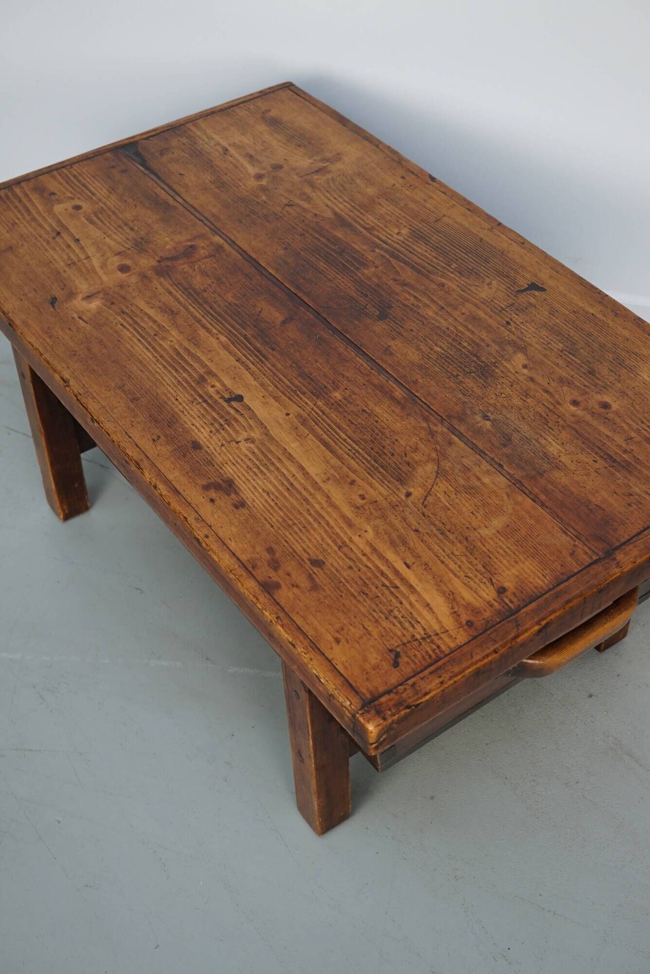 Table basse en pin rustique, style ferme français du début du 20e siècle