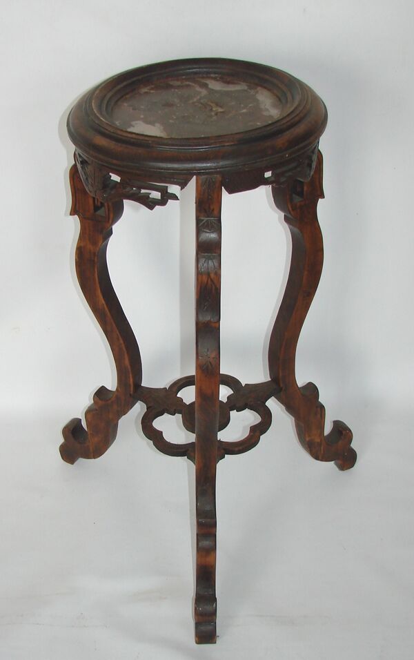 Guéridon, parterre sculpté