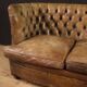 Grand canapé anglais Chesterfield en cuir des années 20