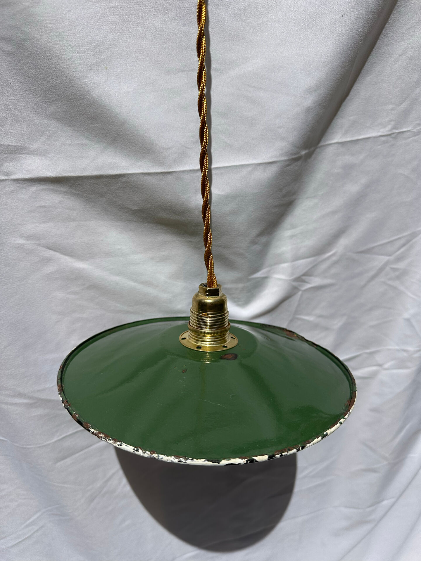 Suspension vintage indus tôle émaillée verte et blanche mini