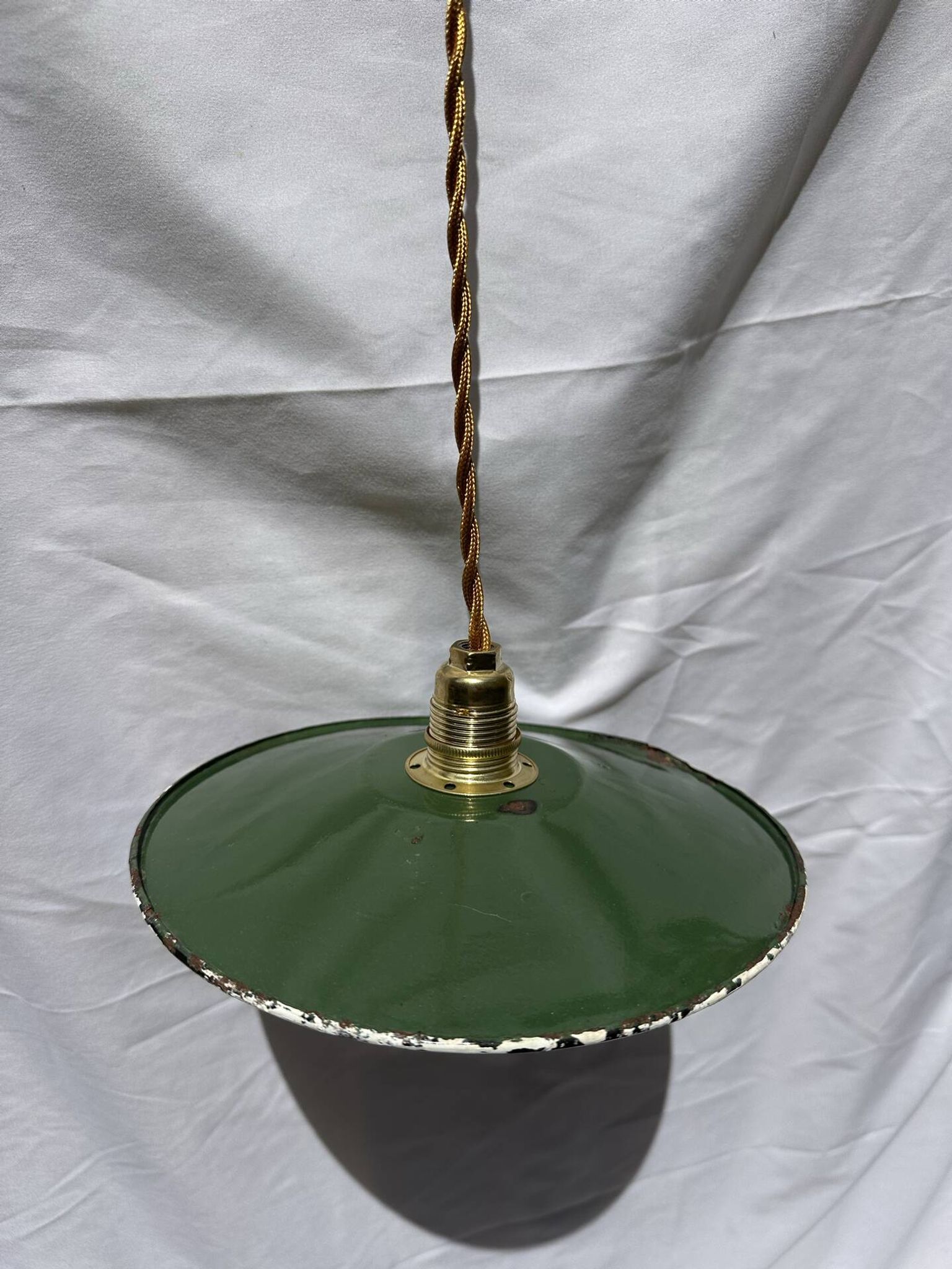 Suspension vintage indus tôle émaillée verte et blanche mini