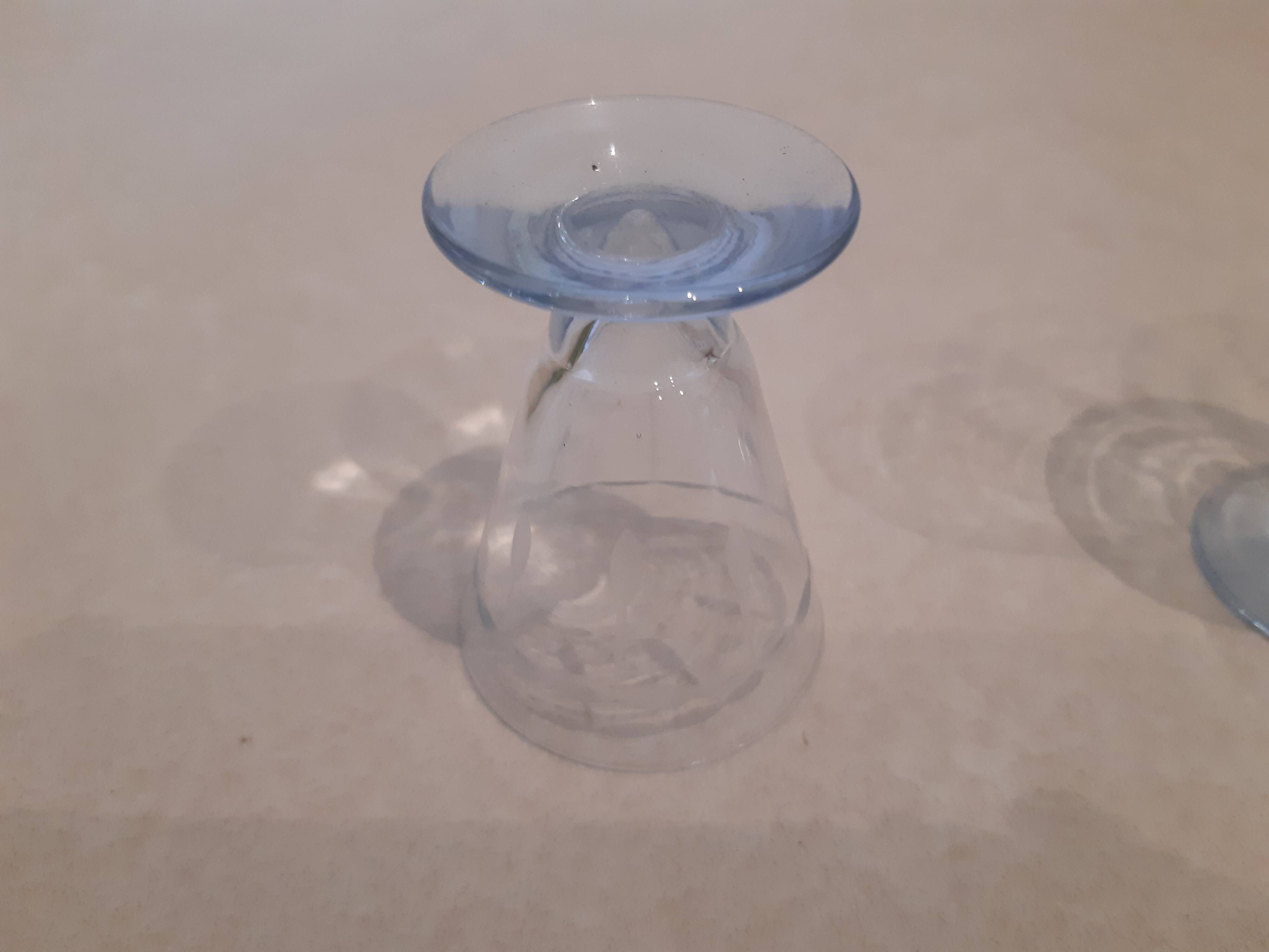 Lot de 7 petits verres à alcool en cristal très finement ciselé bleu.