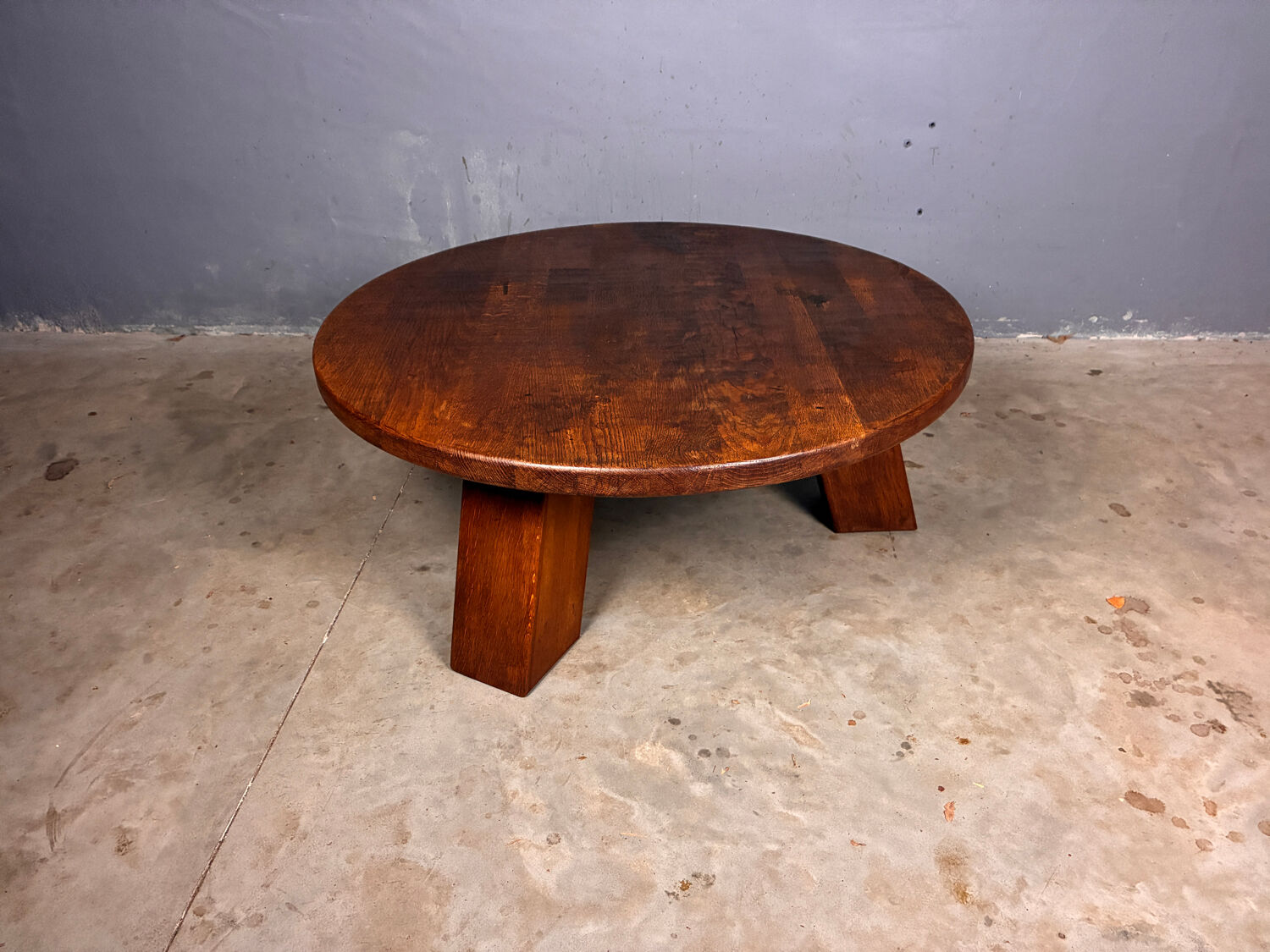 Table basse ronde brutaliste en chêne massif