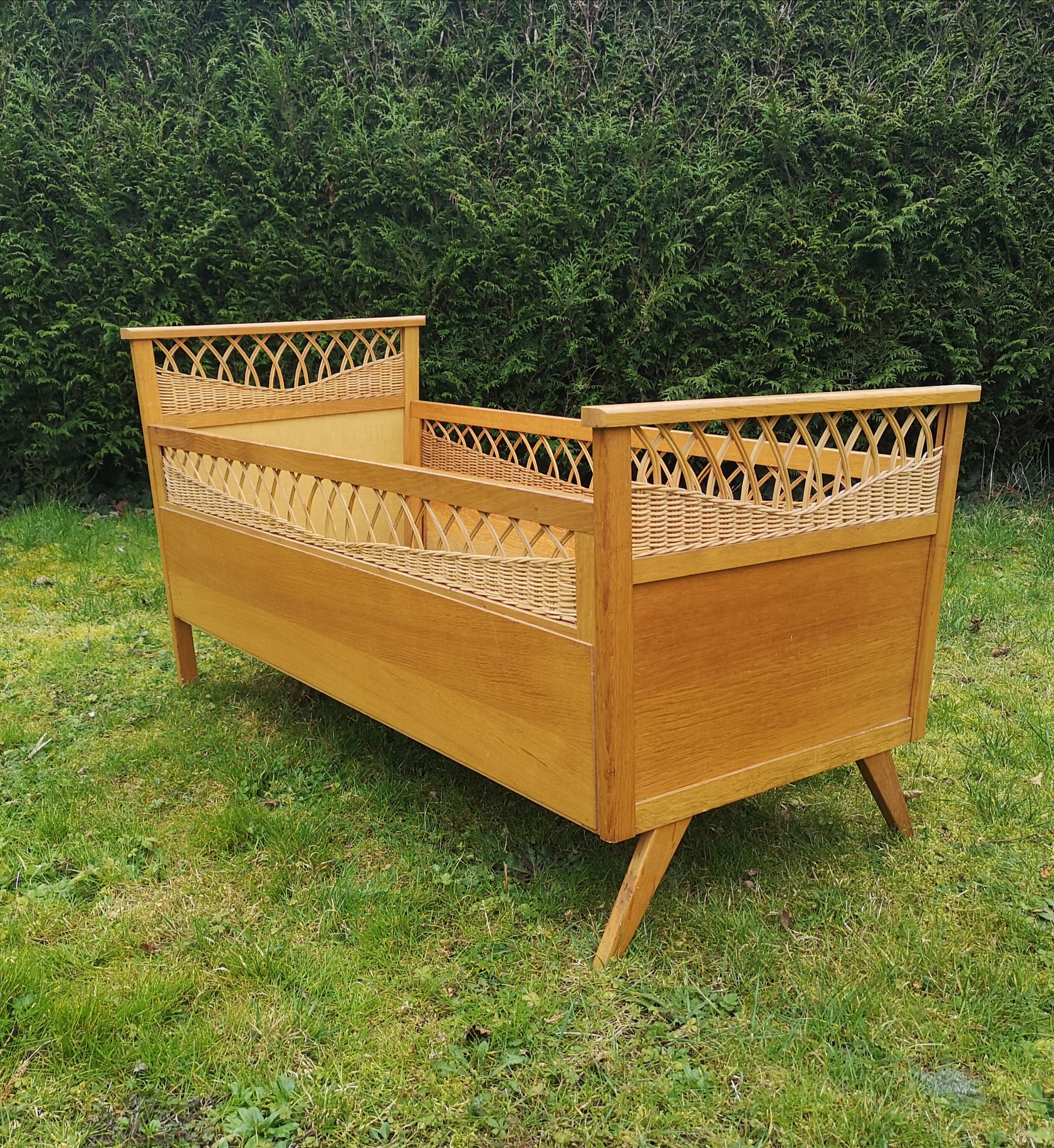 Lit bébé enfant rotin pieds compas 50 60 vintage
