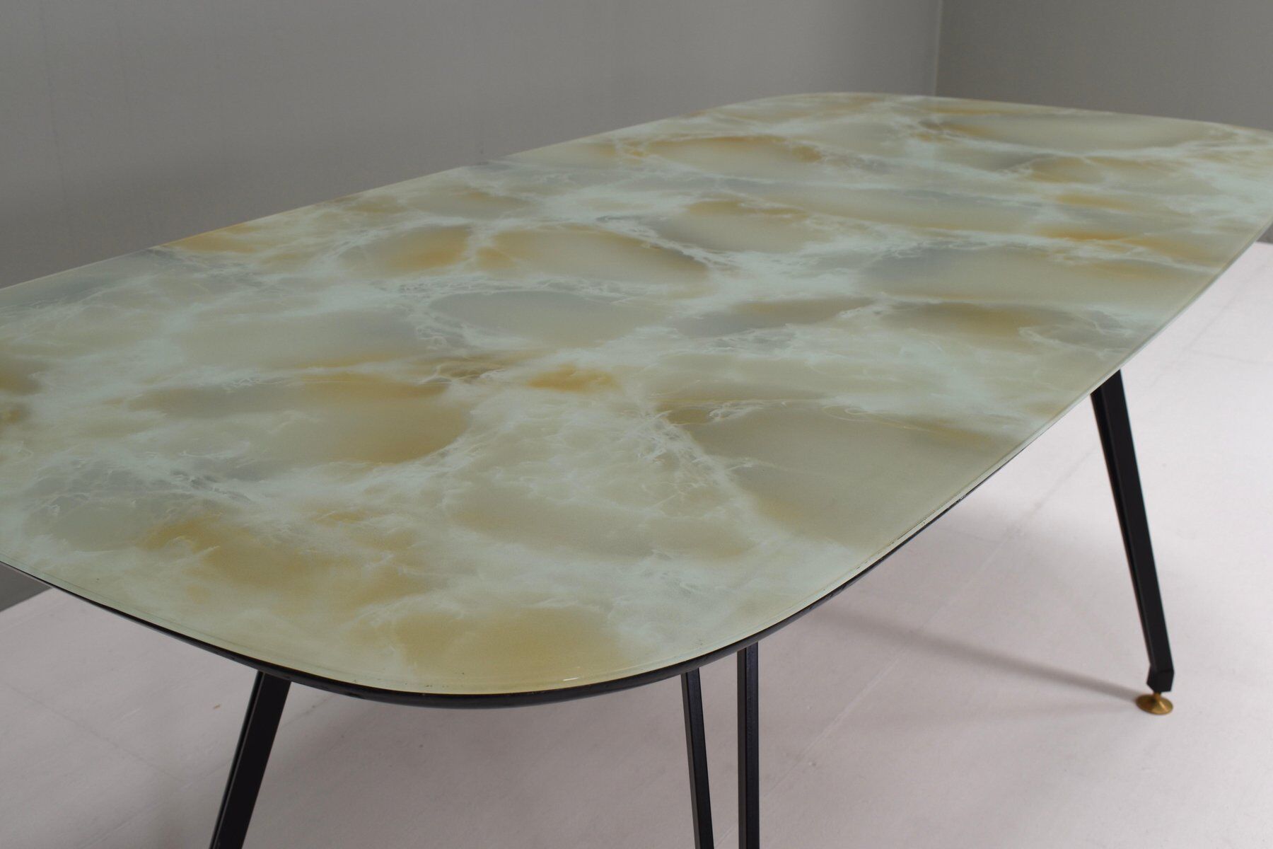 Table à manger italienne avec base en métal et plateau en verre et laiton, années 1950.