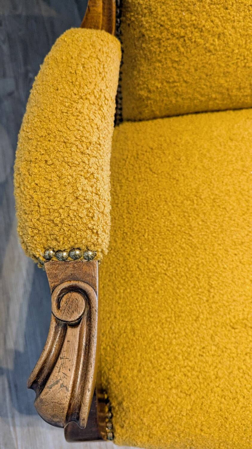 Fauteuil Voltaire ancien restauré, garnissage traditionnel, tissu bouclette