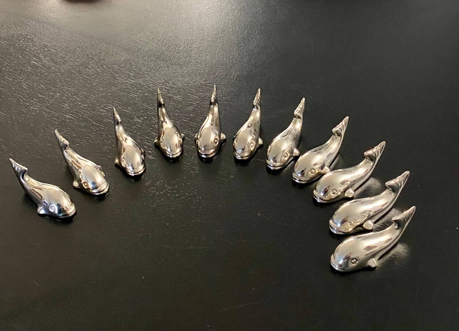 11 whale-shaped metal knife holders