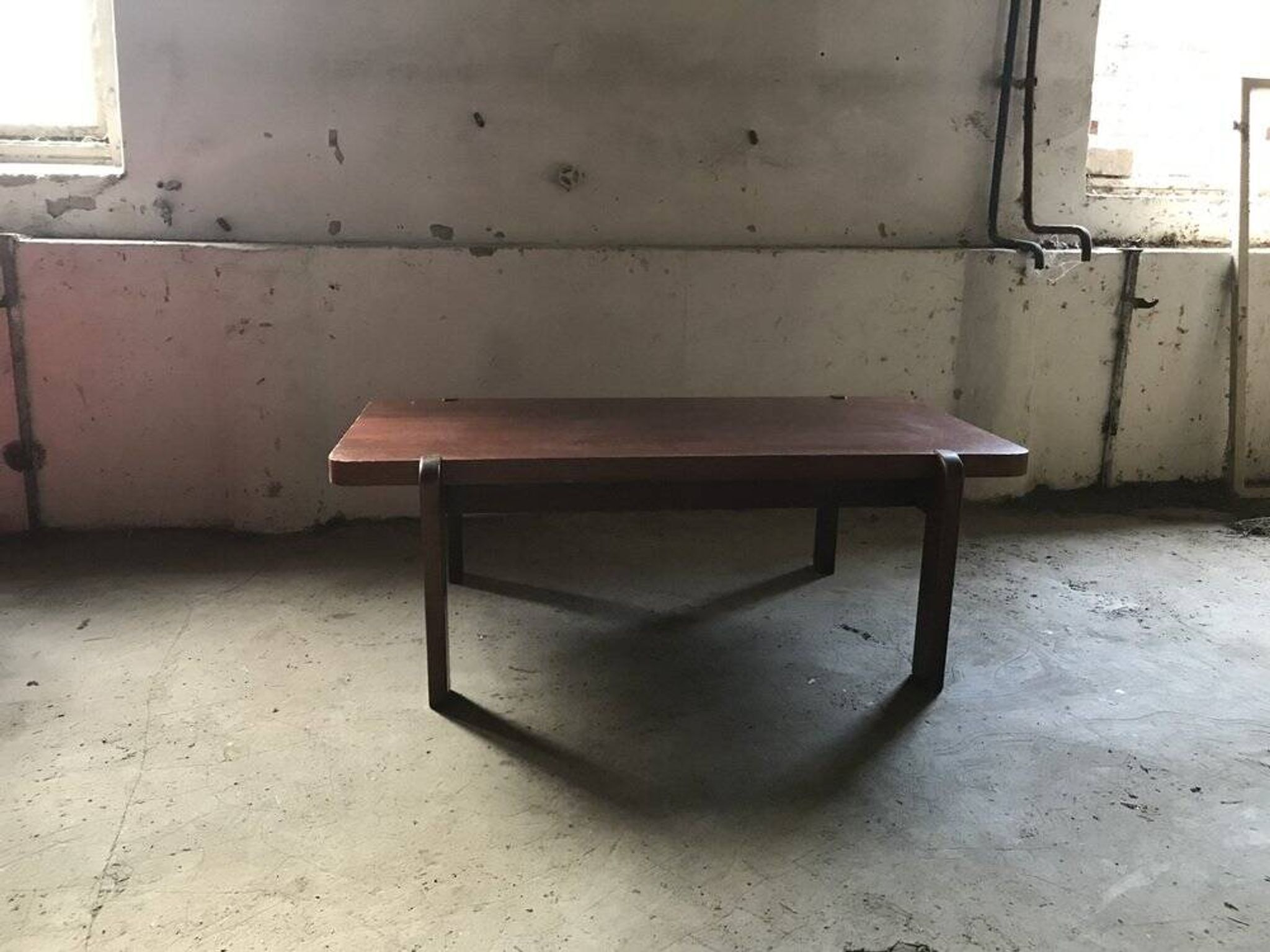 Mid-century coffee table in brown wood from the 1970s, rectangular top with rounded corners.