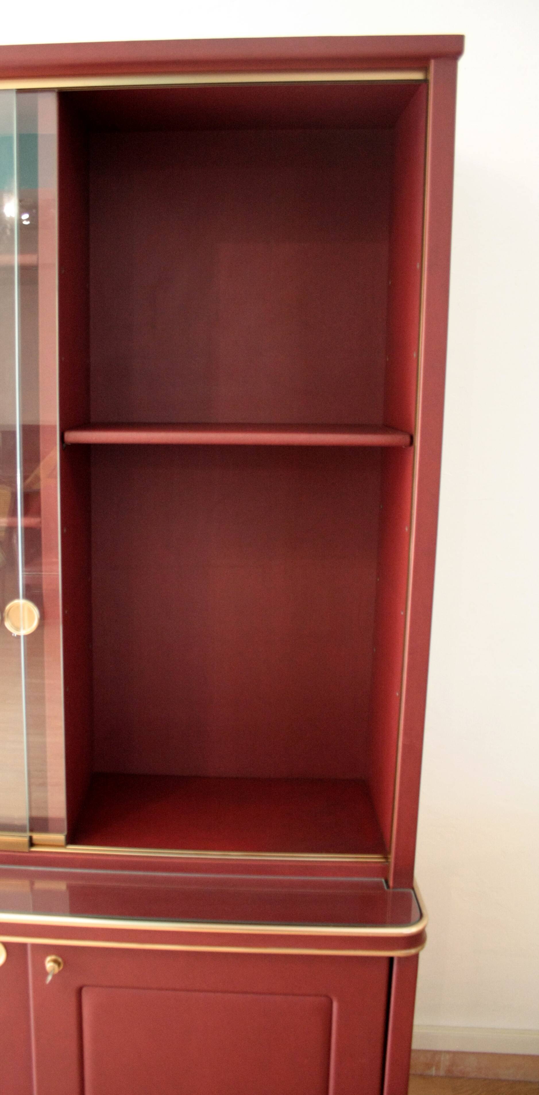 Crédence ou bibliothèque à deux sections recouverte de similicuir couleur Bordeaux