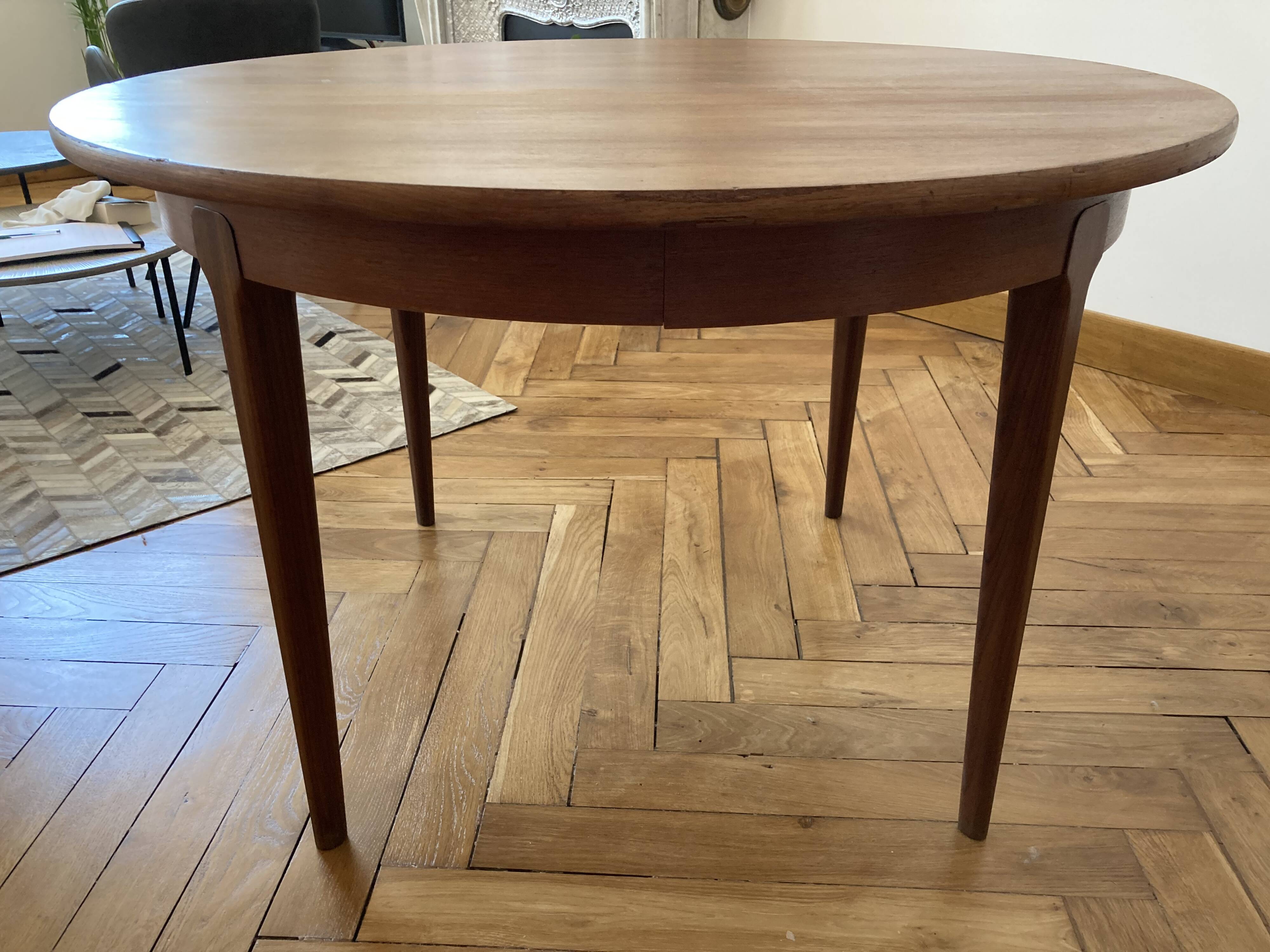 Extendable Scandinavian table