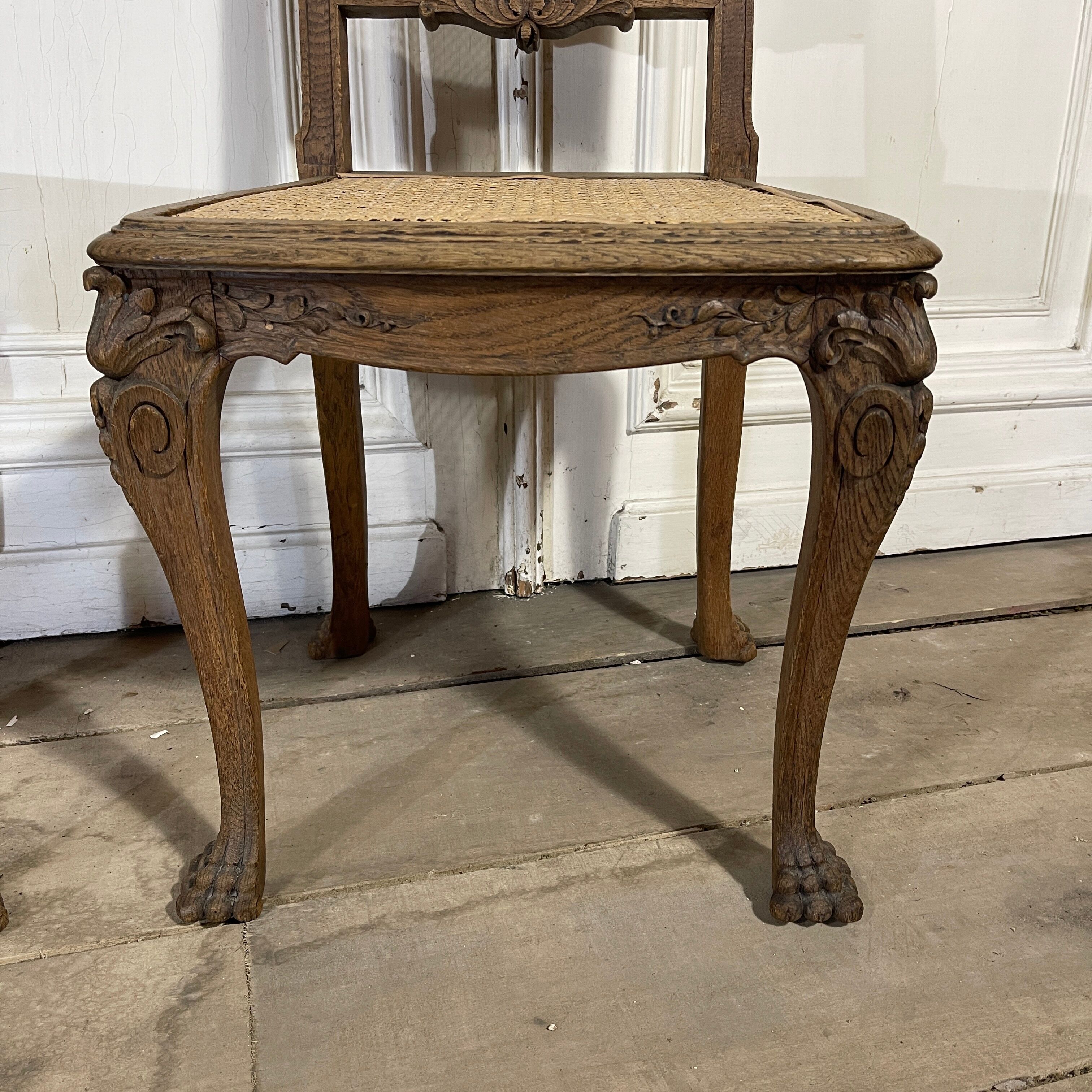 Paire de chaises cannée pieds pattes de lion
